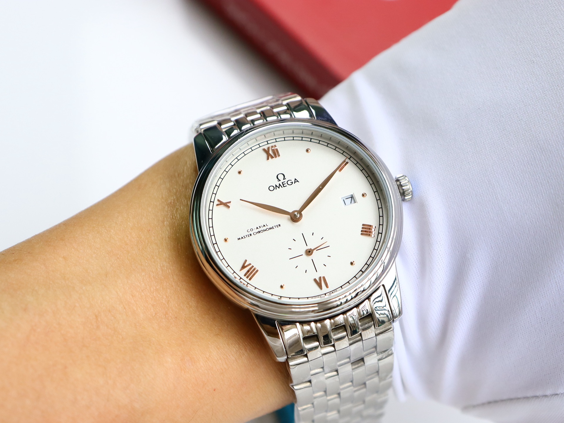 Omega De Ville series two-hand semi-mechanical men's watch