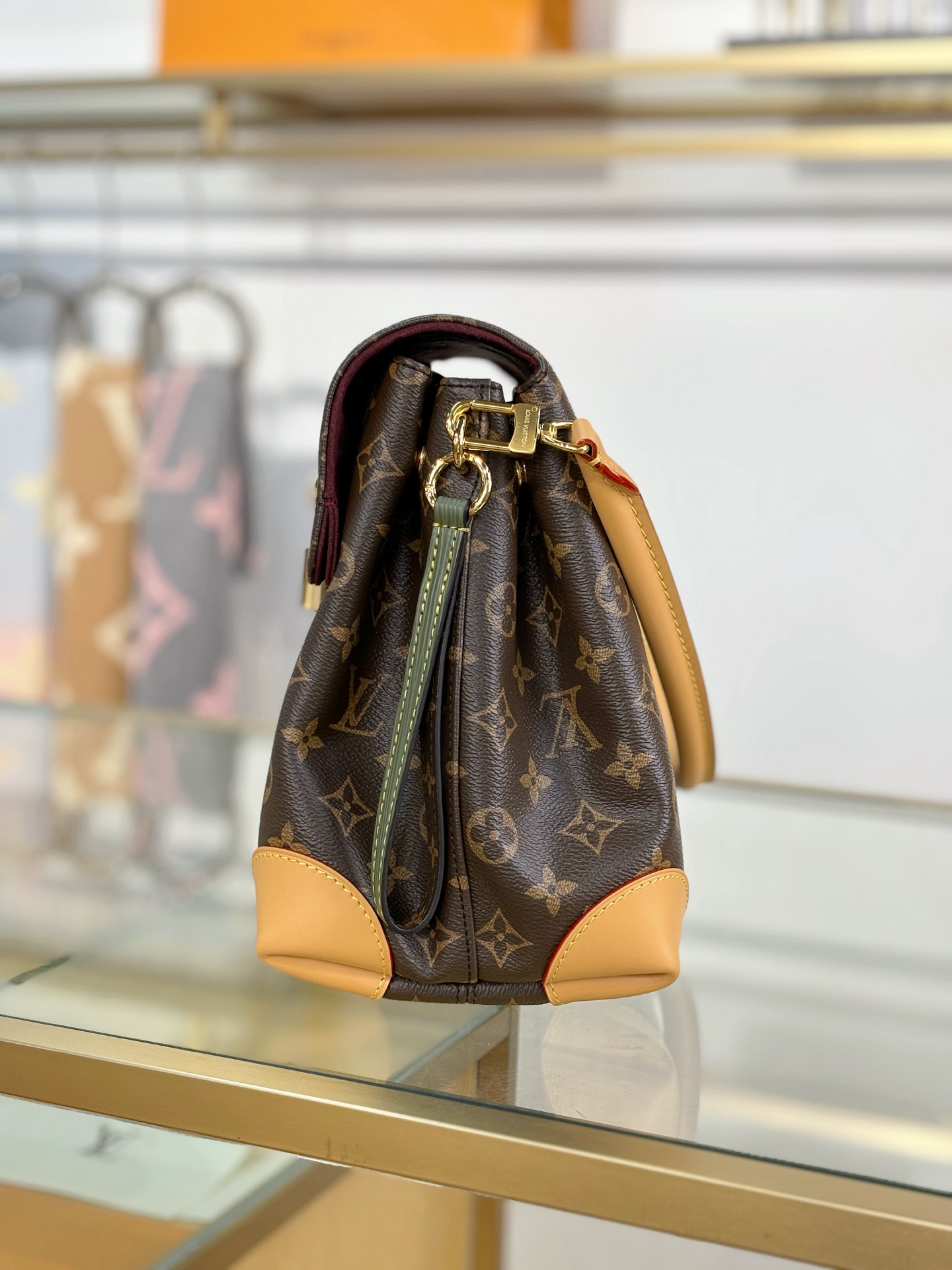 Louis Vuitton HIDE AWAY Medium Handbag M14473