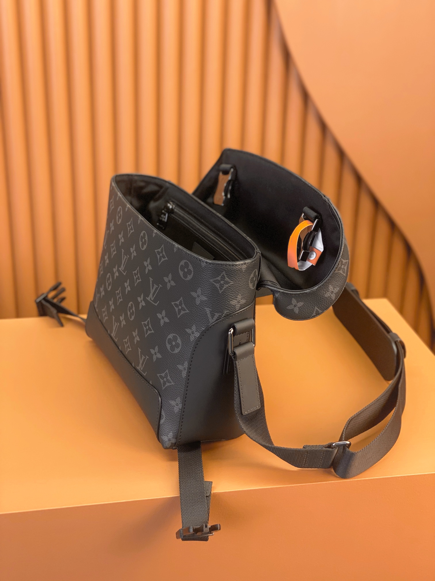 Louis Vuitton VOYAGER Small Messenger Bag M40511