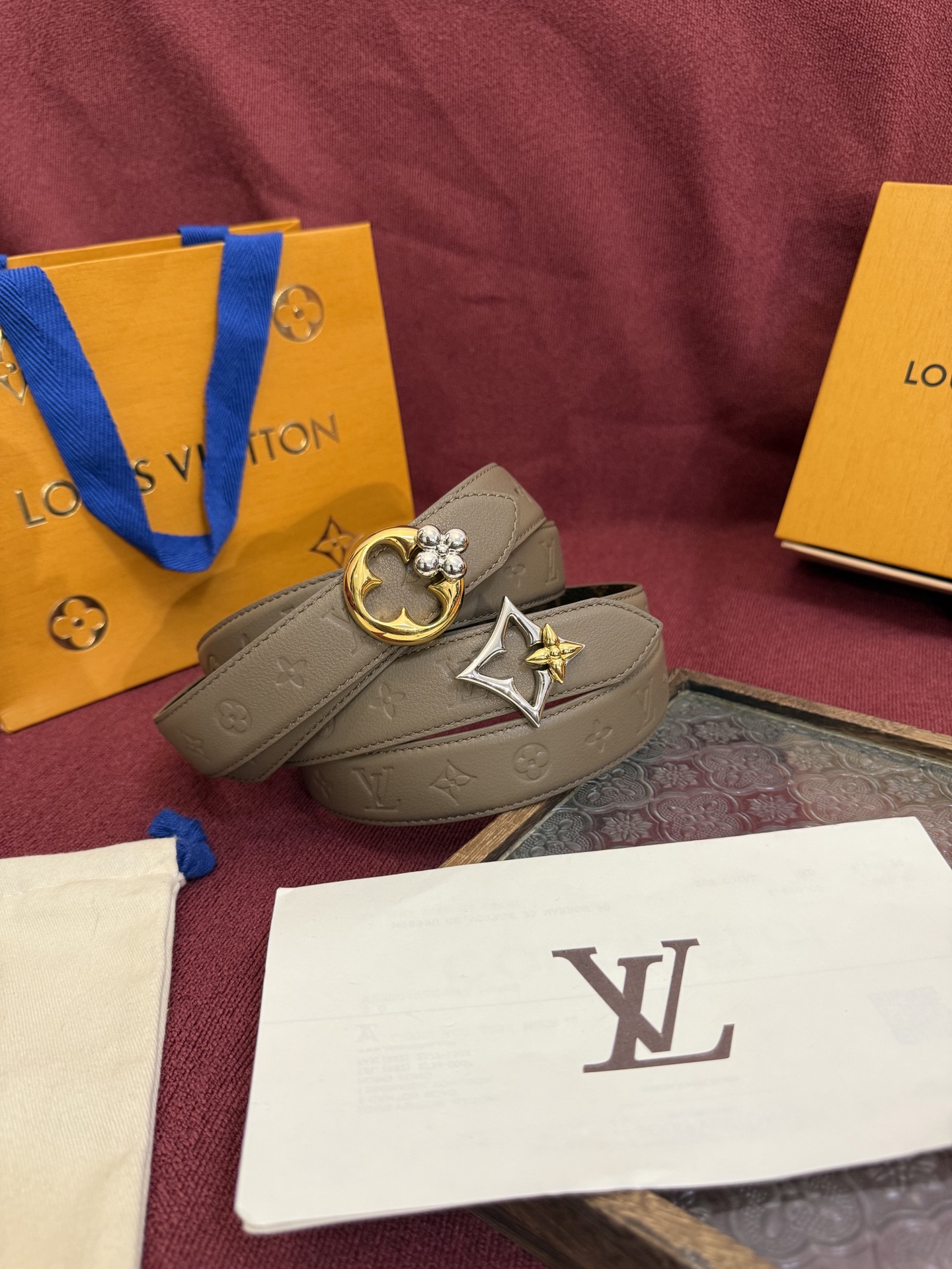 Louis Vuitton embossed double-faced cowhide belt, 3cm wide