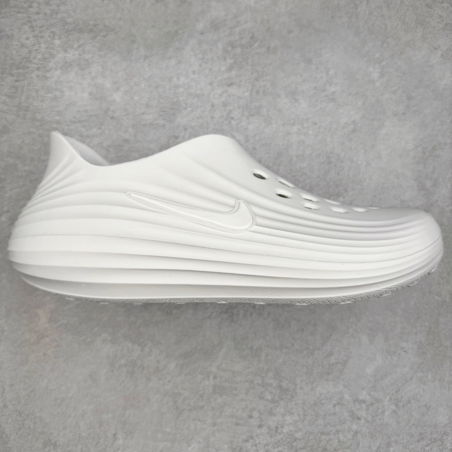 Nike ReactX Rejuven8 Simple, Comfortable and Versatile Hole Shoes