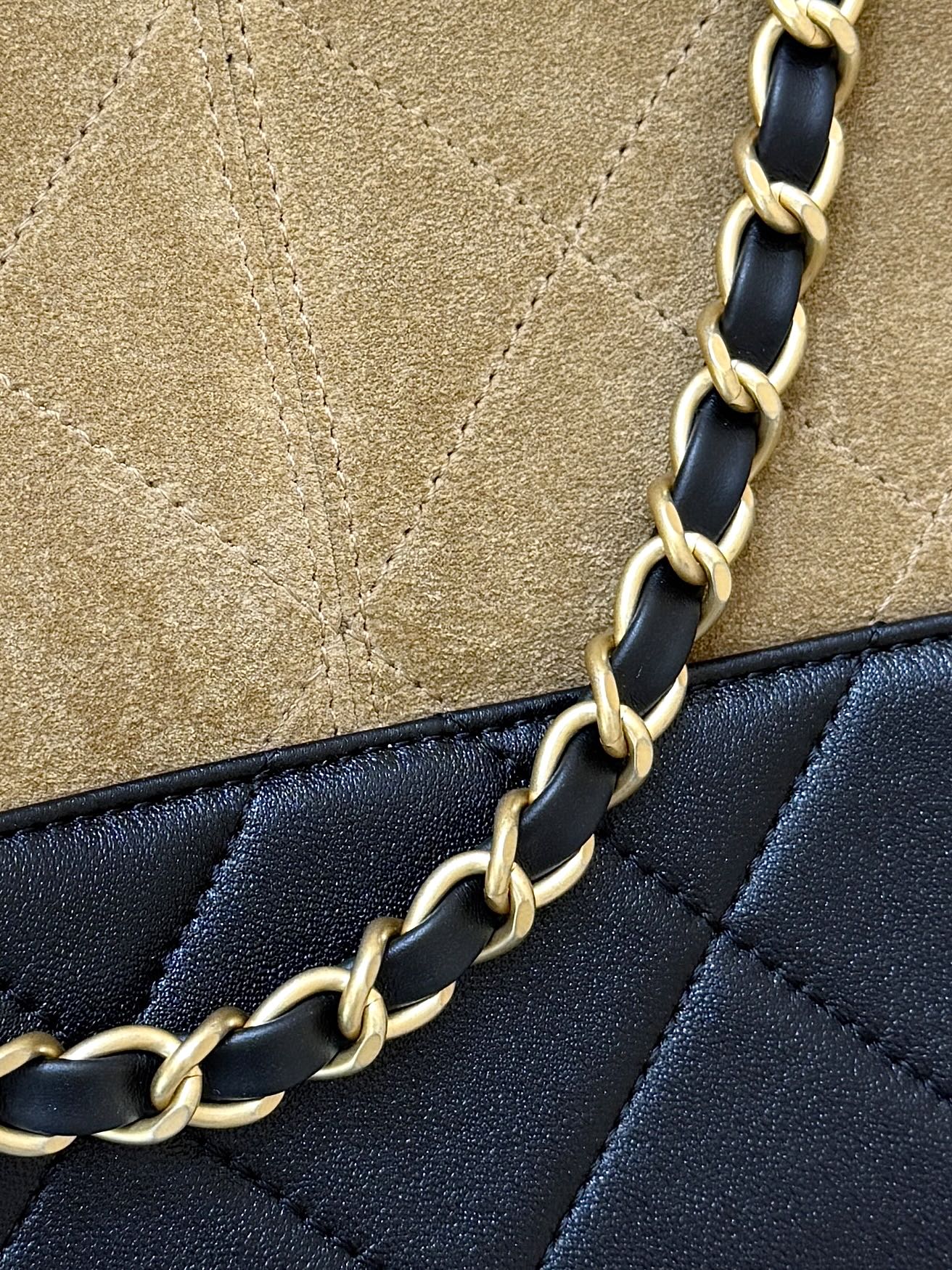 Chanel 25A High-end Handicraft Workshop Suede Colorblock Vertical Hobo AS5636 00158
