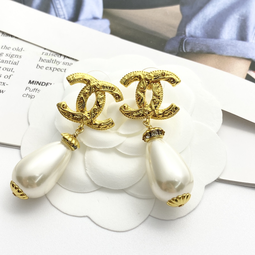 CHAN 24 gold totem double c pearl earrings