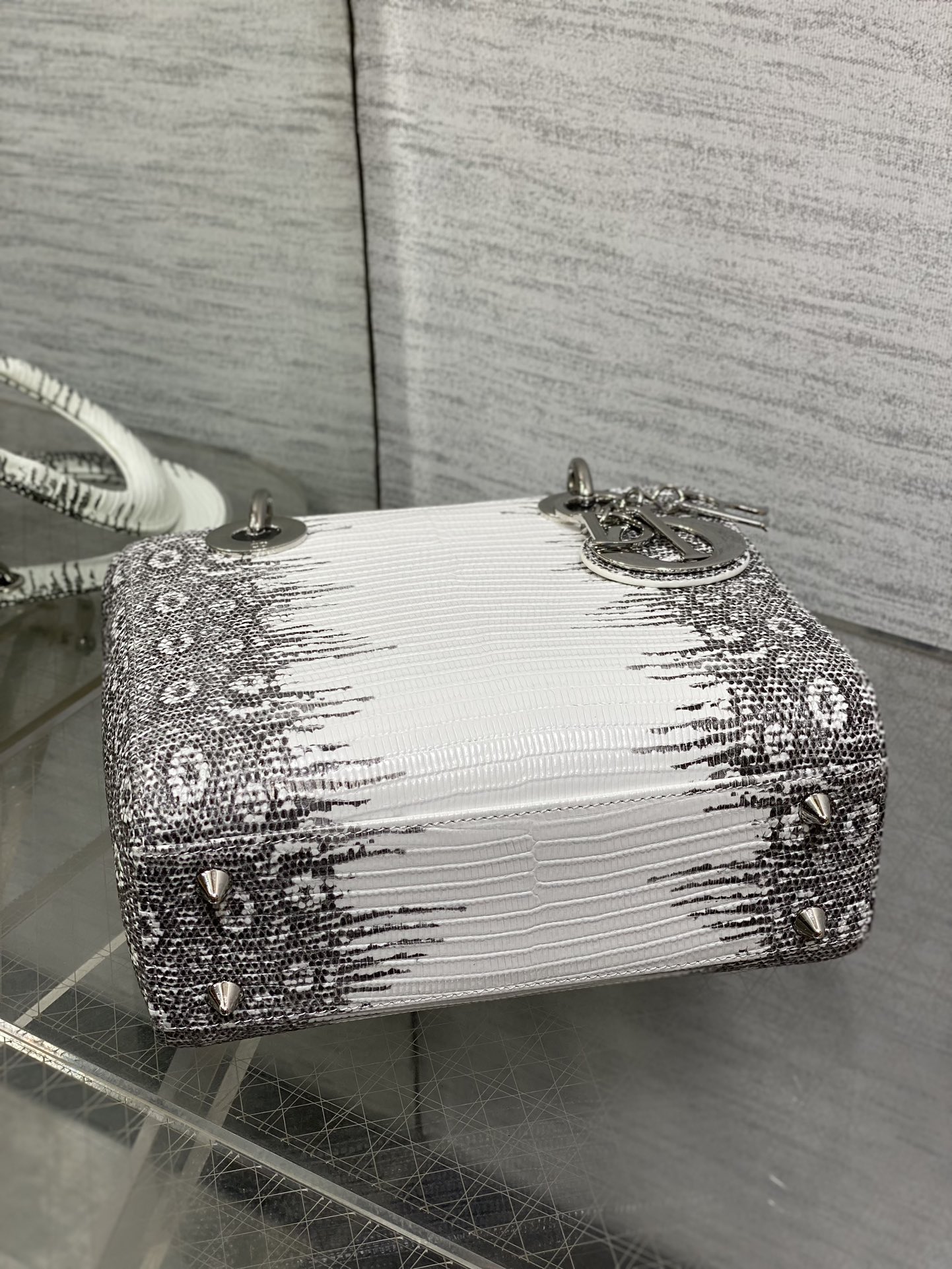 Dior Lady Dior four-grid rare lizard pattern handbag