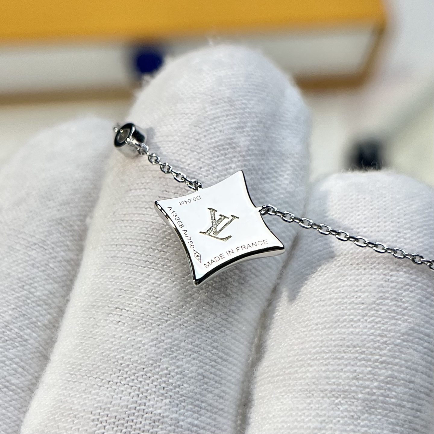 Louis Vuitton single flower diamond necklace