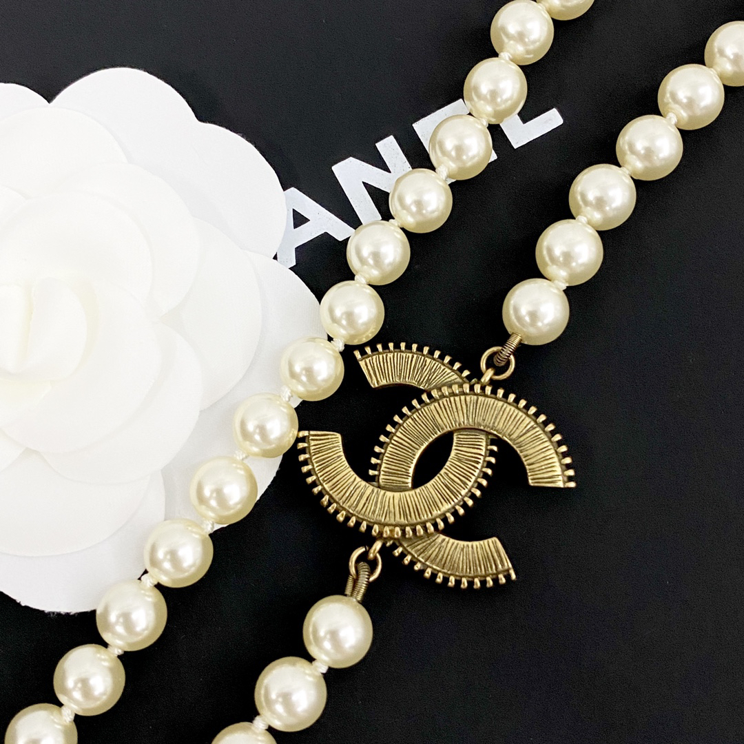 CHAN 24 vintage enamel double c pearl necklace