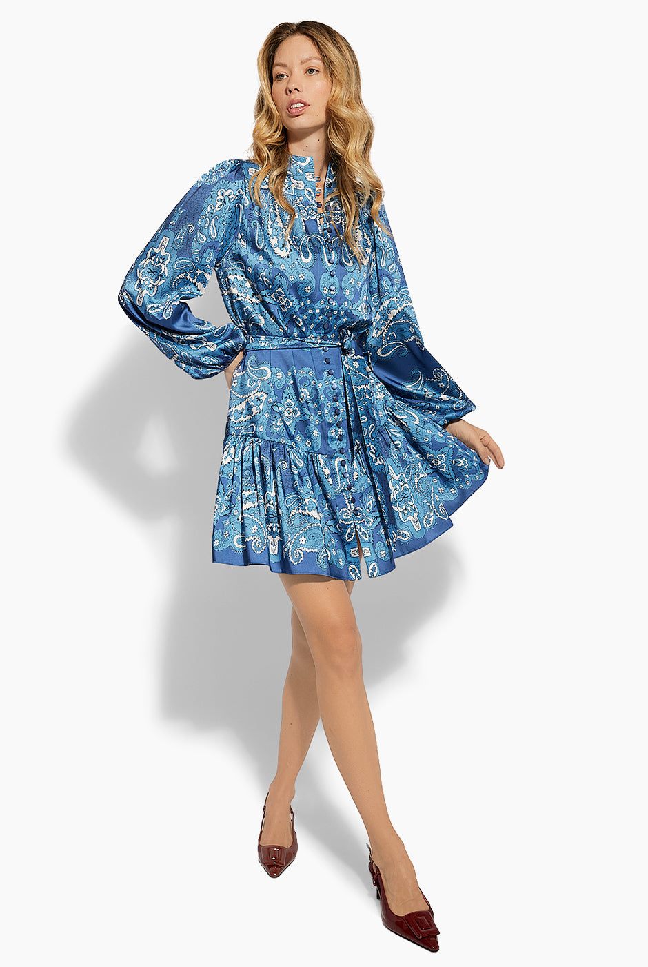 Vestido corto estampado con cinta