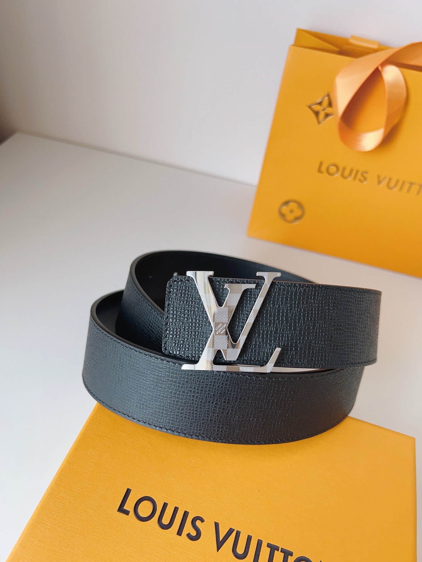 Louis Vuitton engraved buckle men's belt, 4cm wide