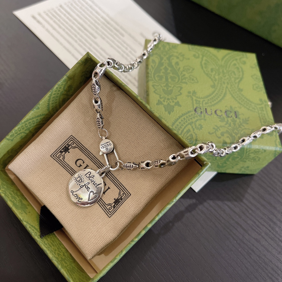 Gucci round necklace