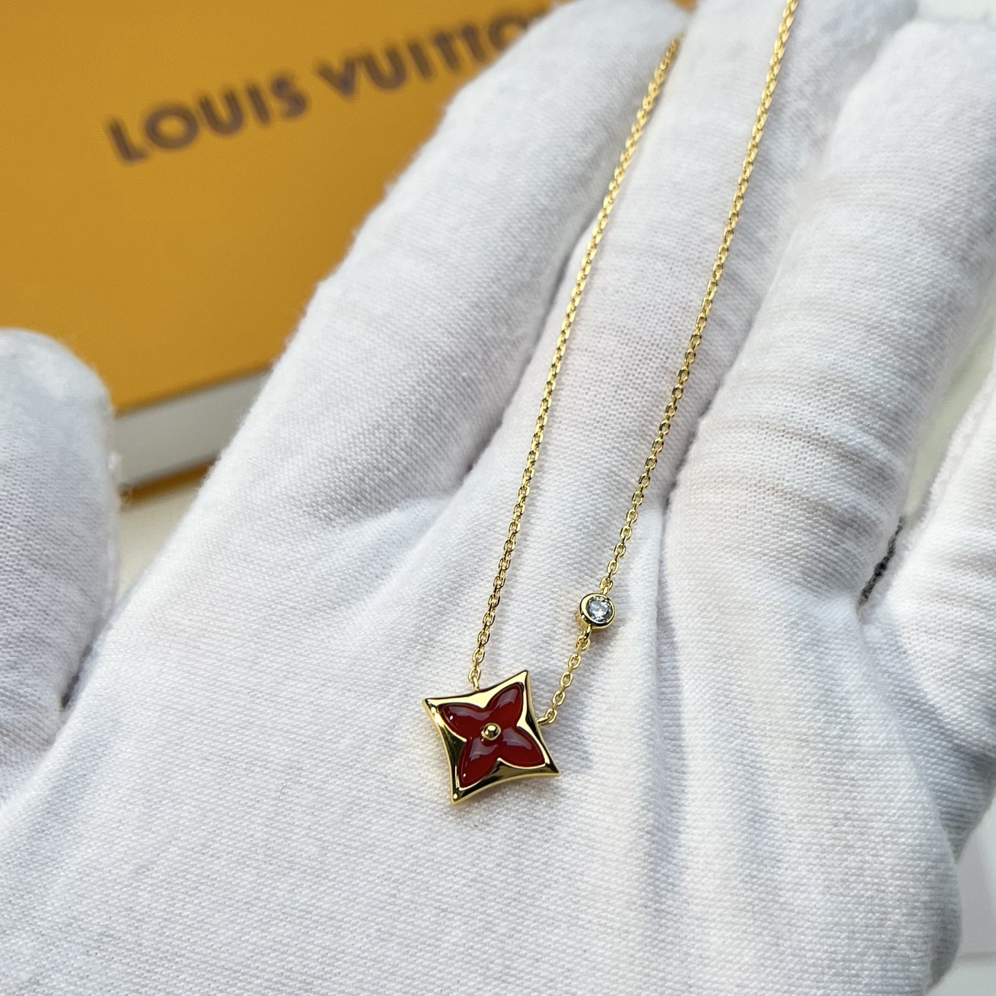 Louis Vuitton single flower diamond necklace