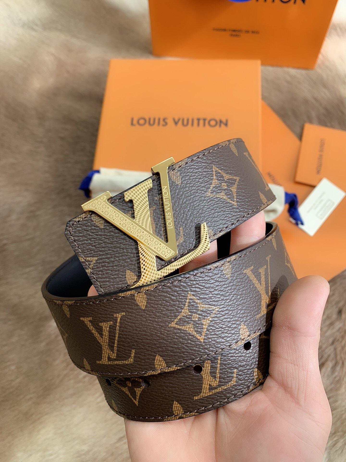 Louis Vuitton Men's Old Fashioned Cowhide Belt 4CM Width
