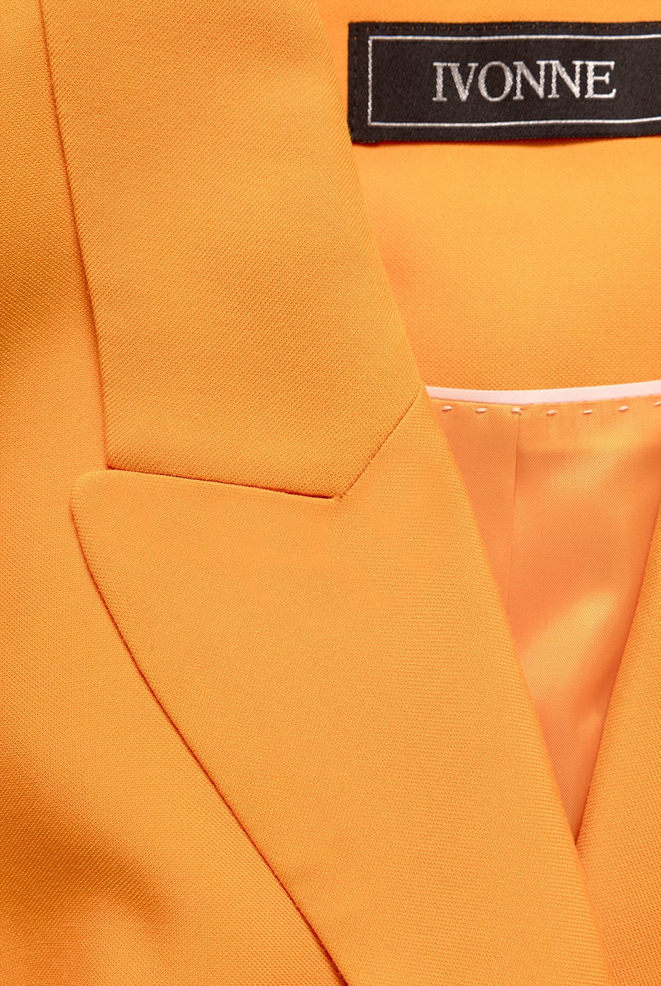 Saco naranja con un boton frontal