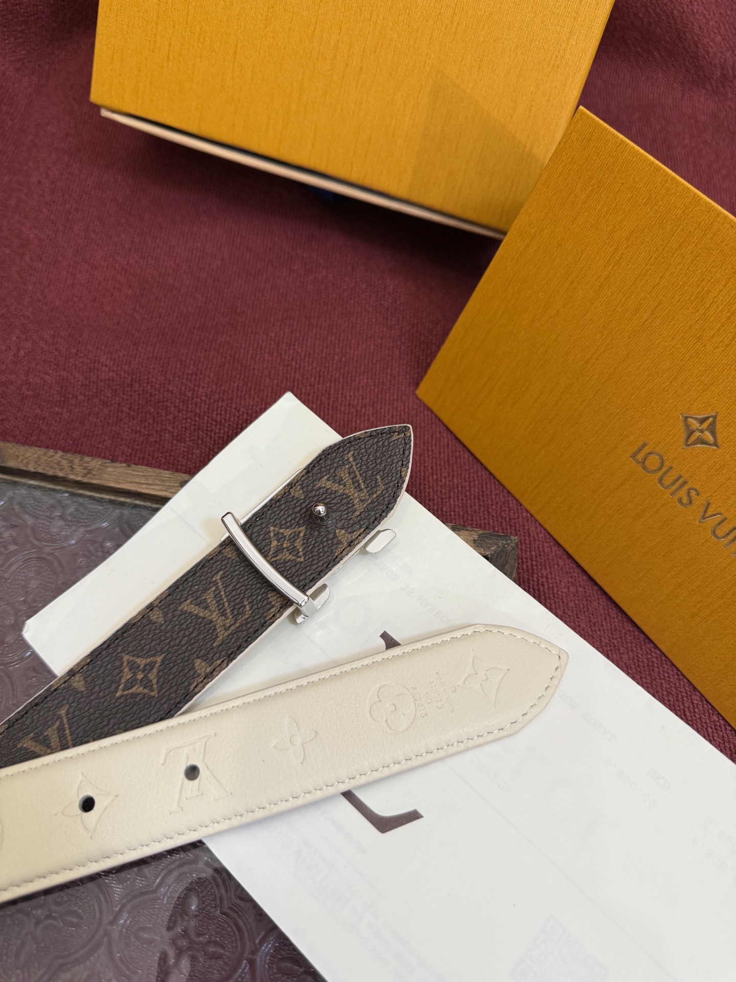 Louis Vuitton embossed double-faced cowhide belt, 3cm wide