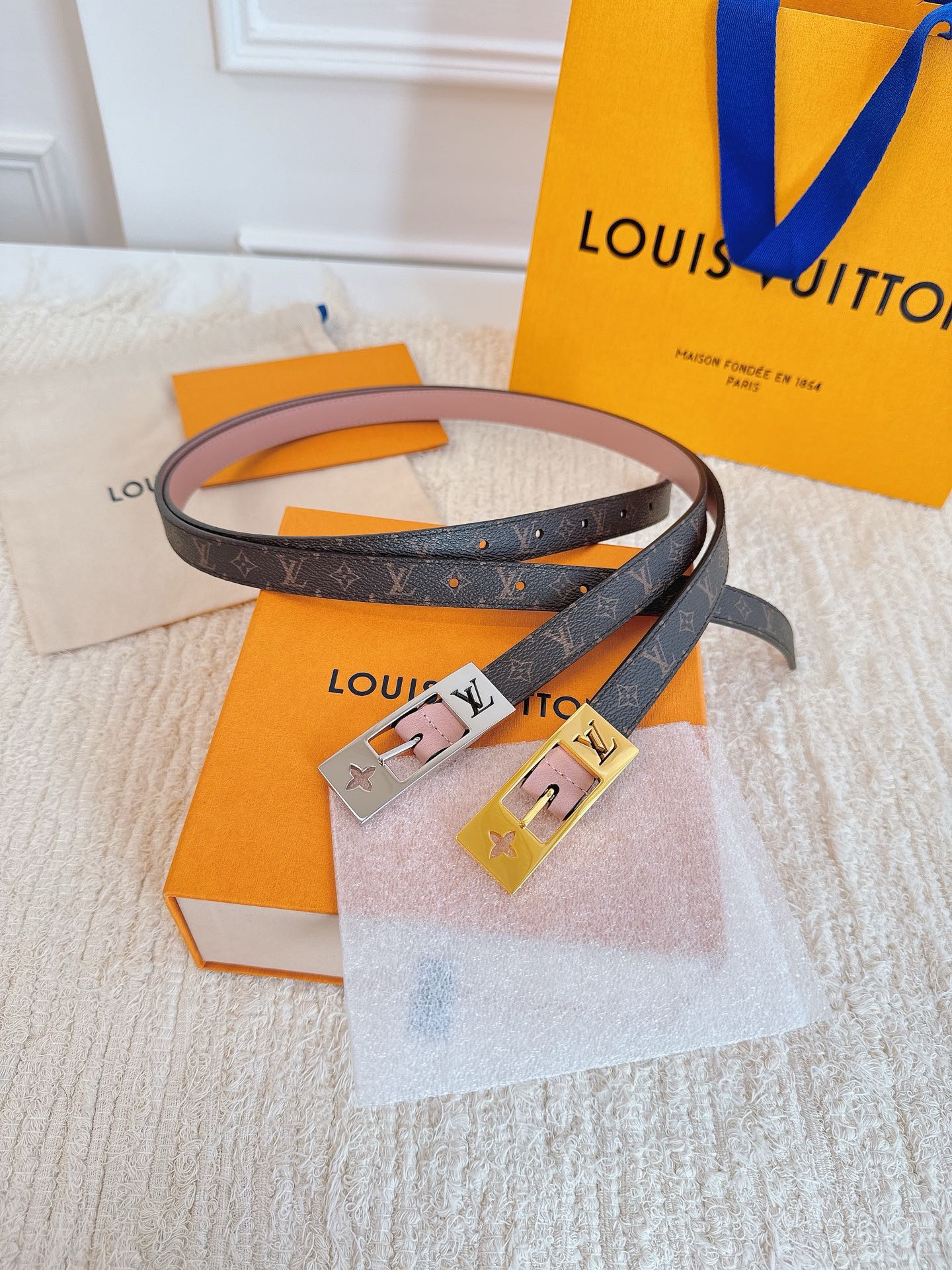 Louis Vuitton double-faced leather women's belt with monogram pattern, 1.8cm wide