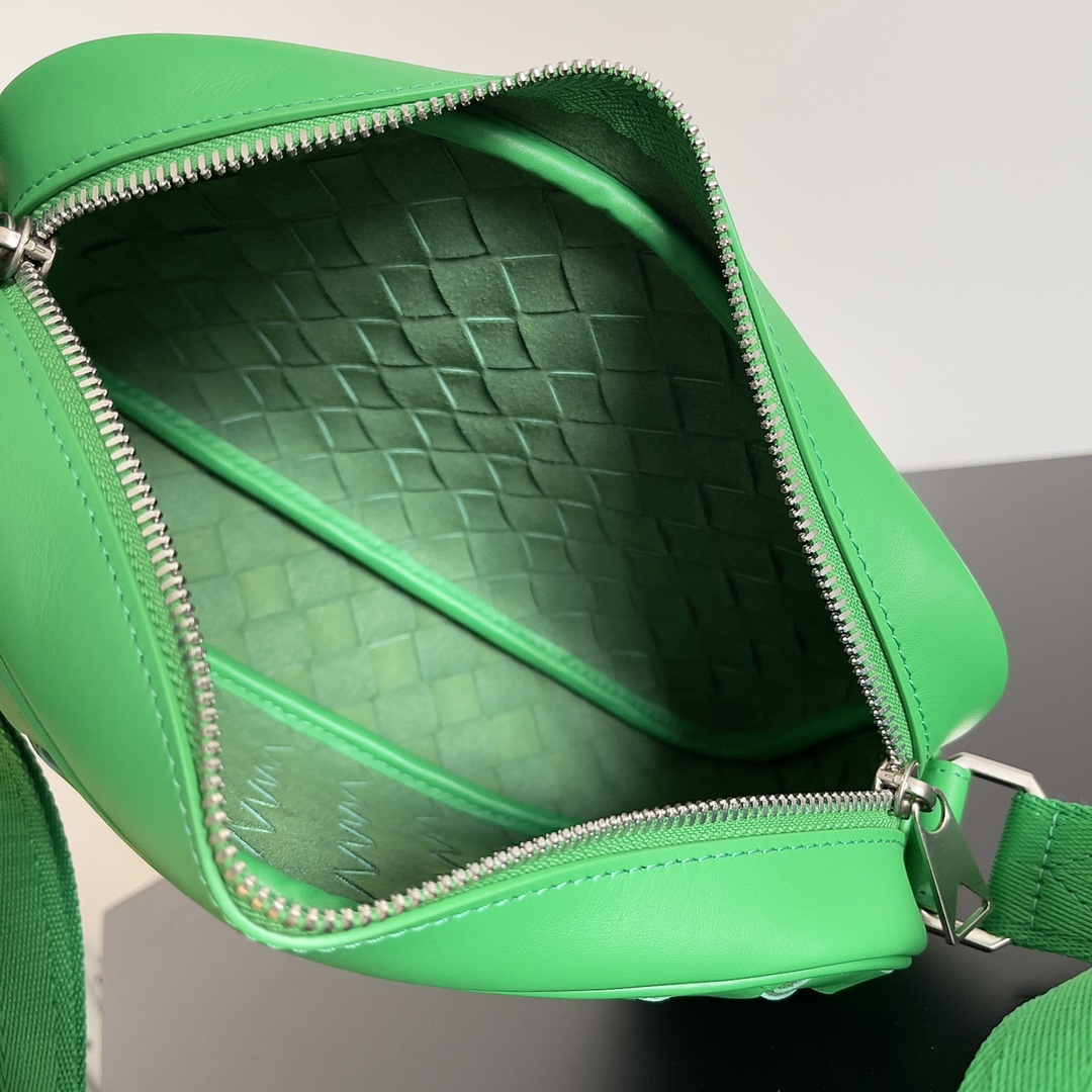 Bottega Veneta lntrecciato woven leather bag 710048