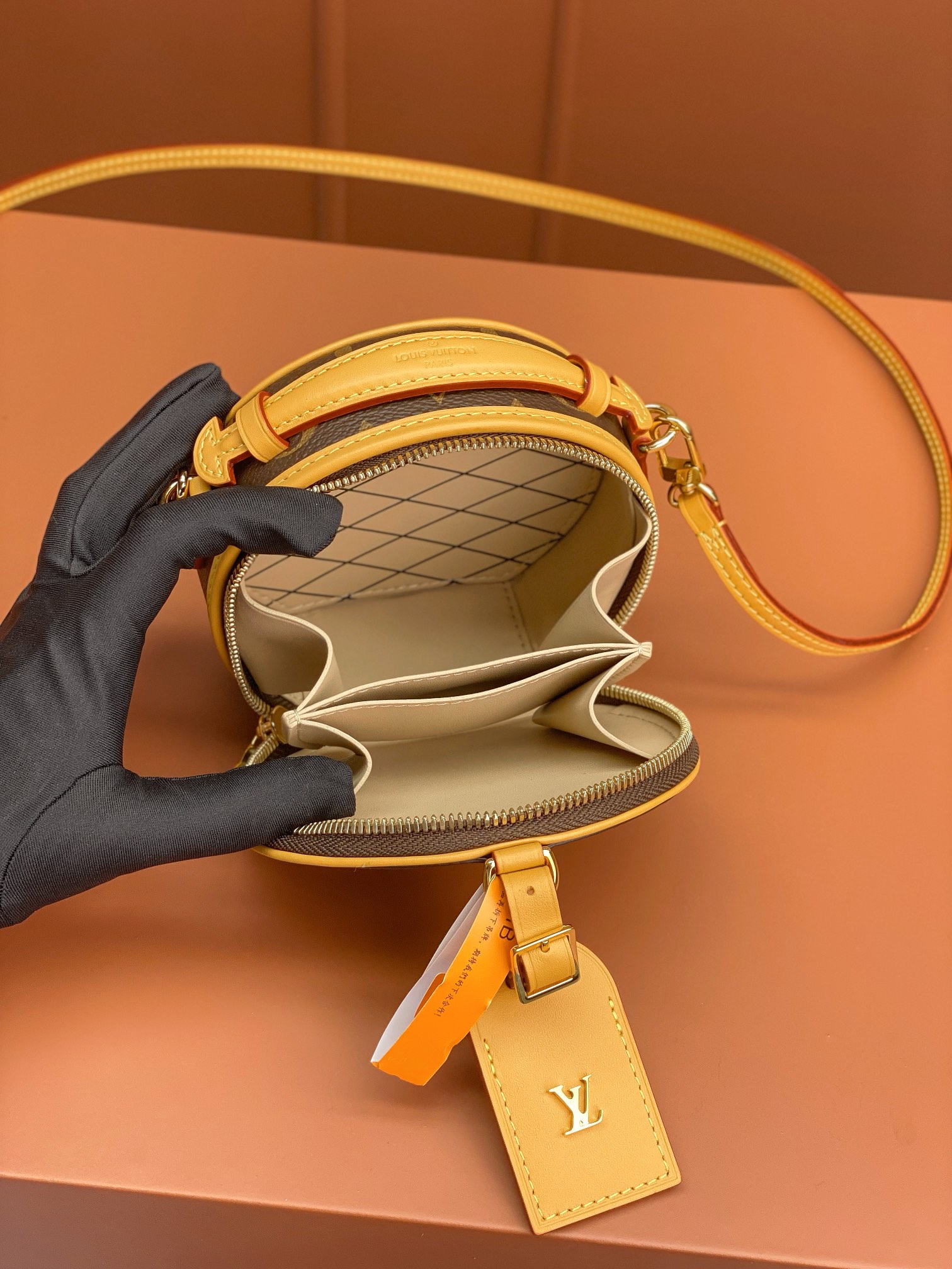 Louis Vuitton BOITE CHAPEAU Mini Bag M44699