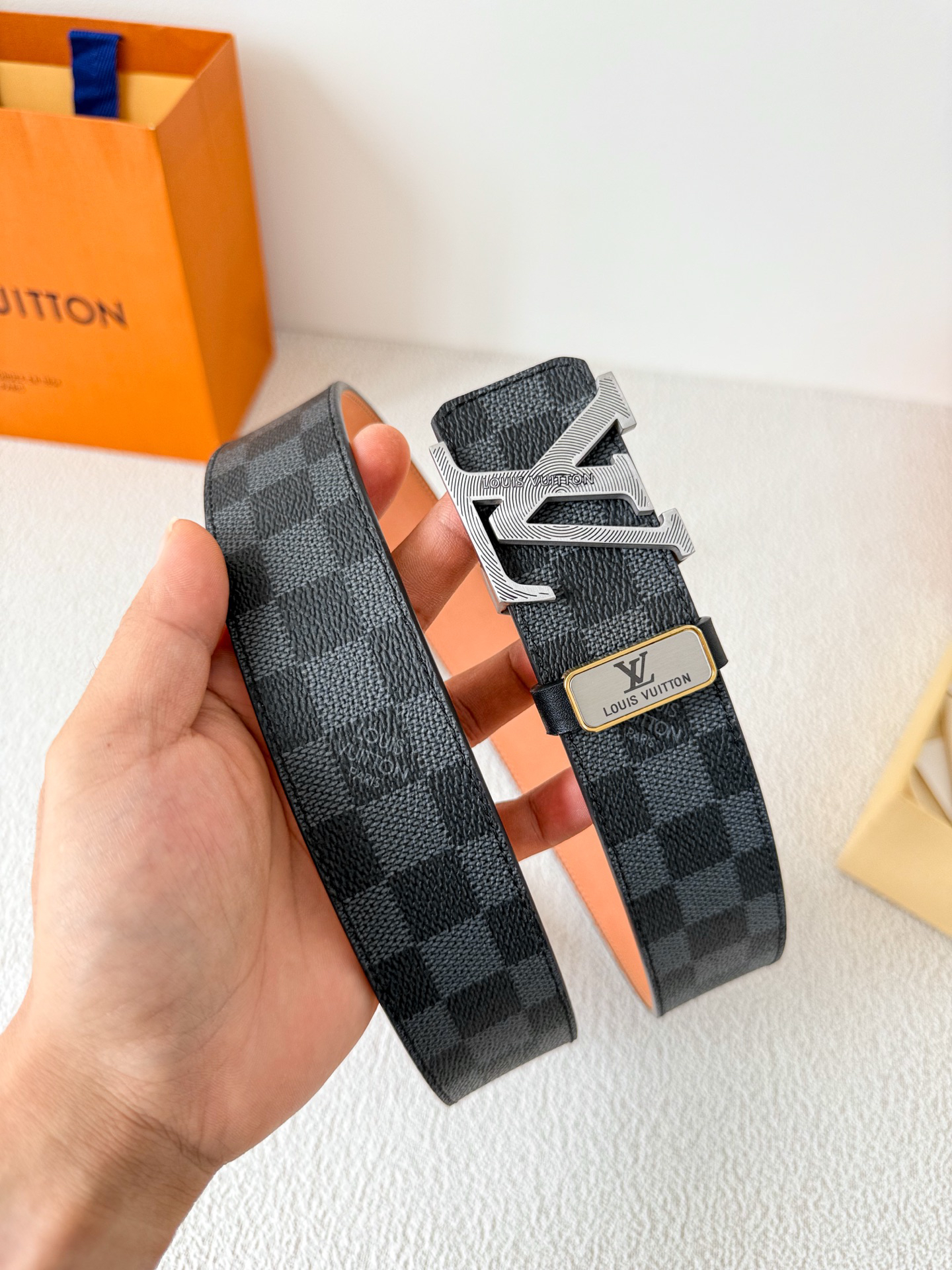 Louis Vuitton carved buckle belt with monogram, 3.8cm width