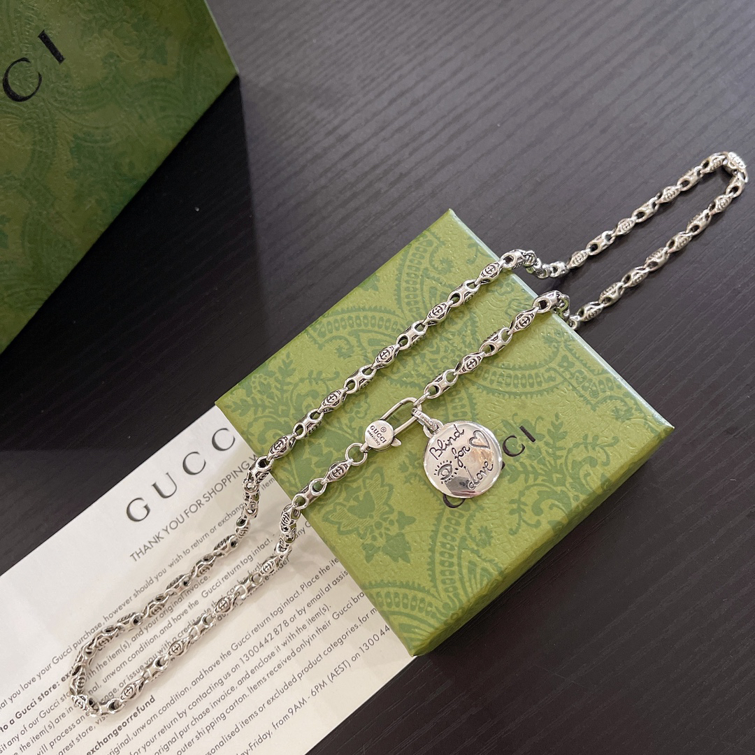 Gucci round necklace