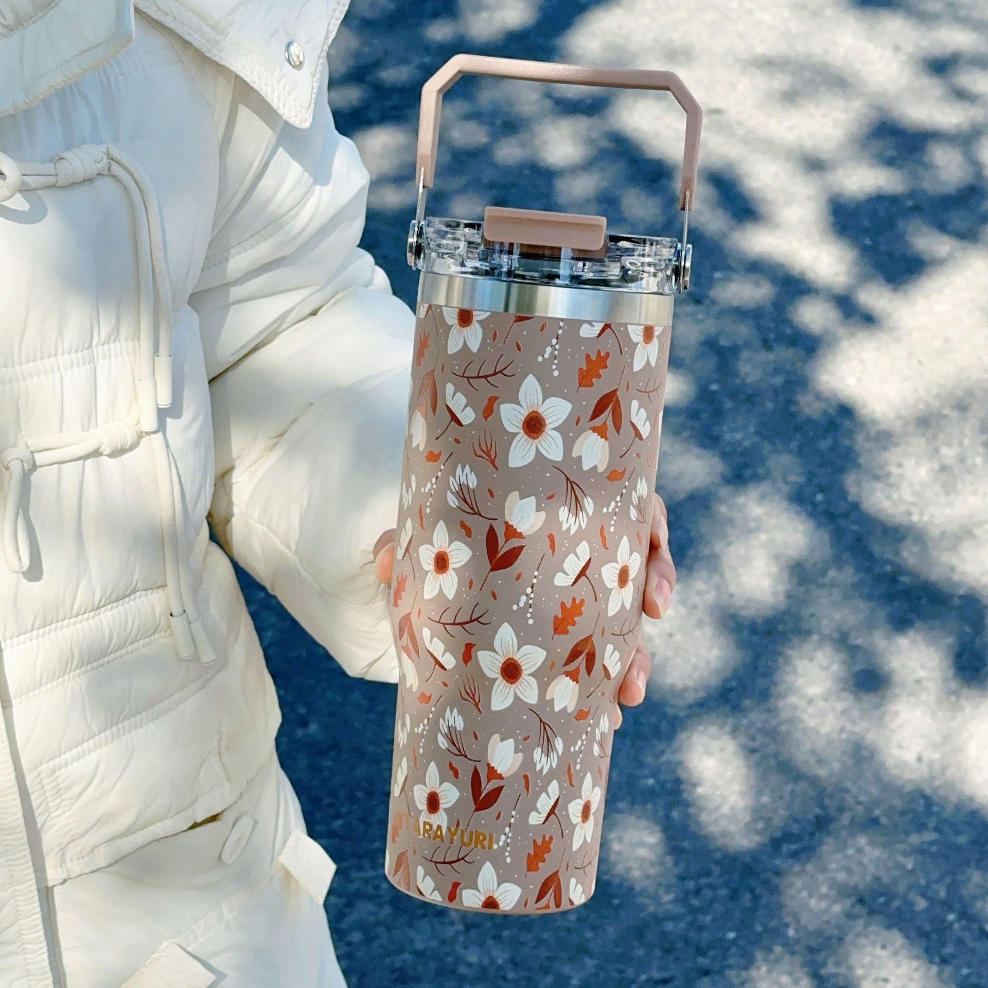 This portable thermos features a 3D floral design, making it suitable for car use and keeping drinks ice-cold. Its hard handle makes it portable and ideal for outdoor travel.