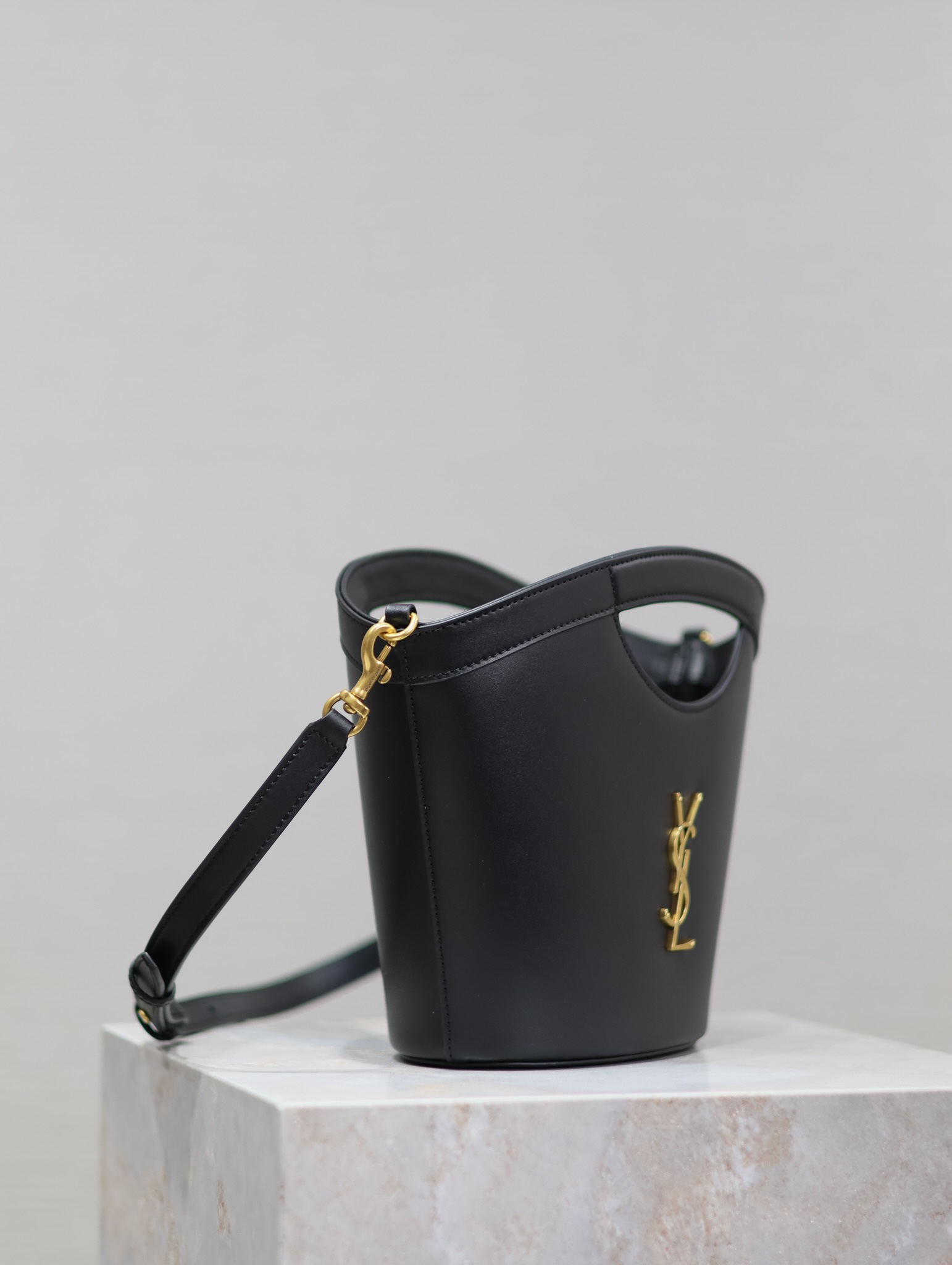 Yves Saint Laurent tote fan-shaped basket bag 791069
