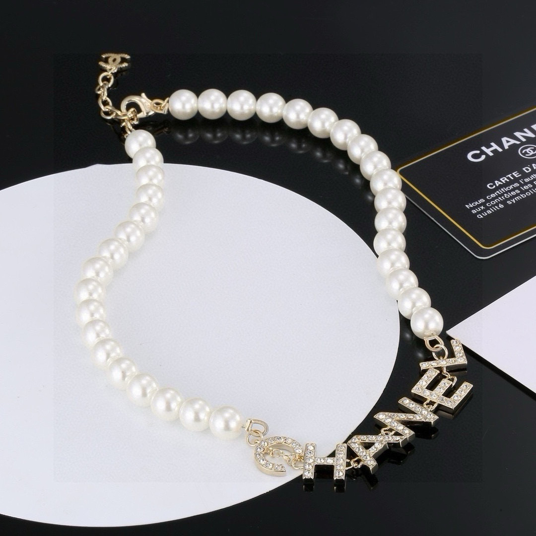 Chanel font diamond pearl necklace
