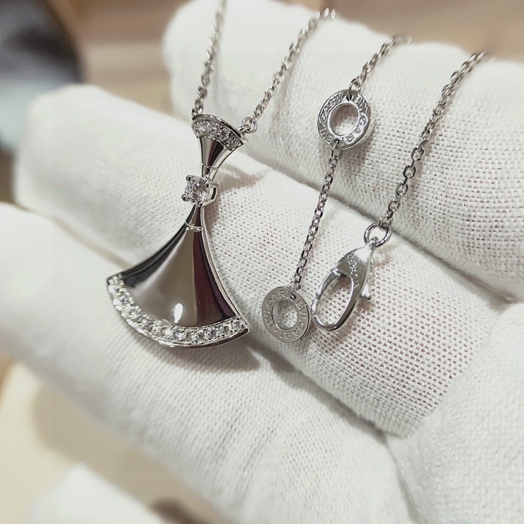 Bulgari glossy fan necklace