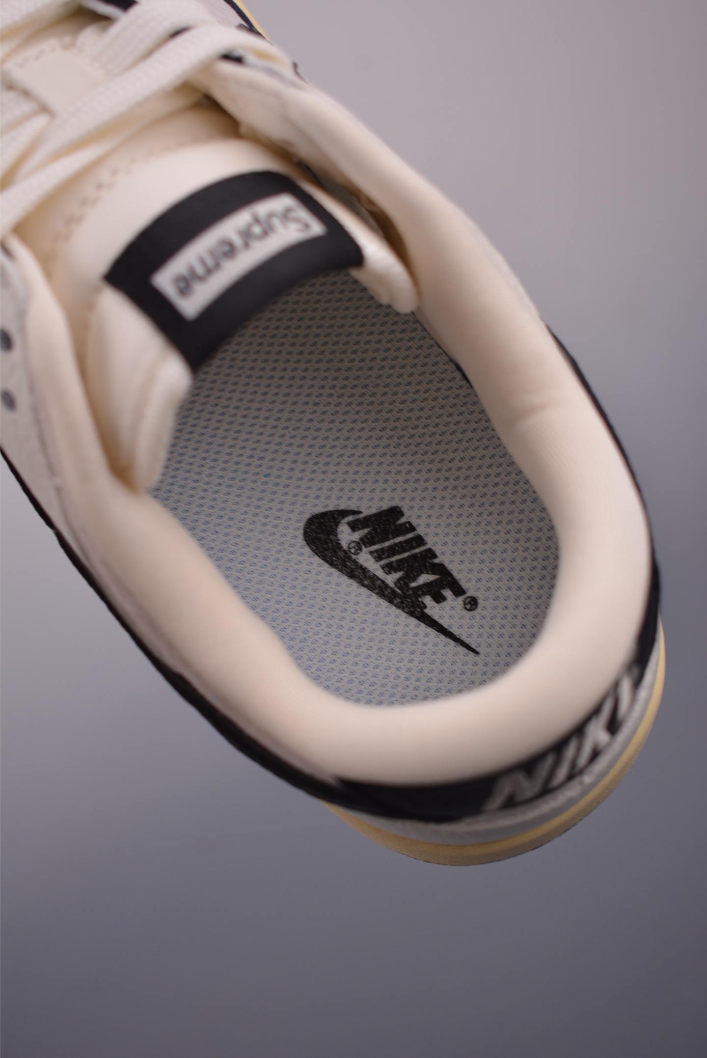 Supreme x Nike SB Dunk Low 