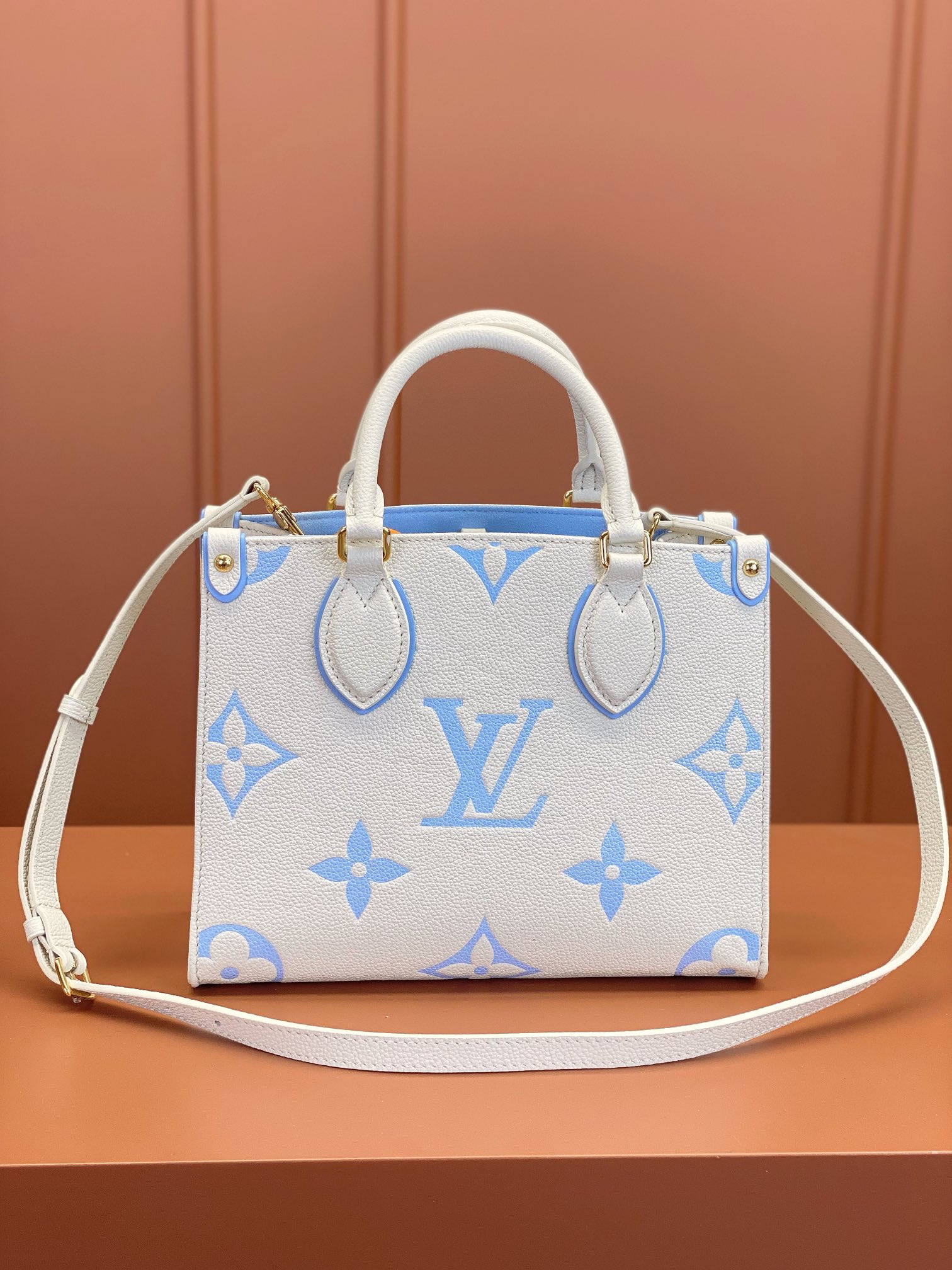 Louis Vuitton ONTHEGO Small Handbag M46833