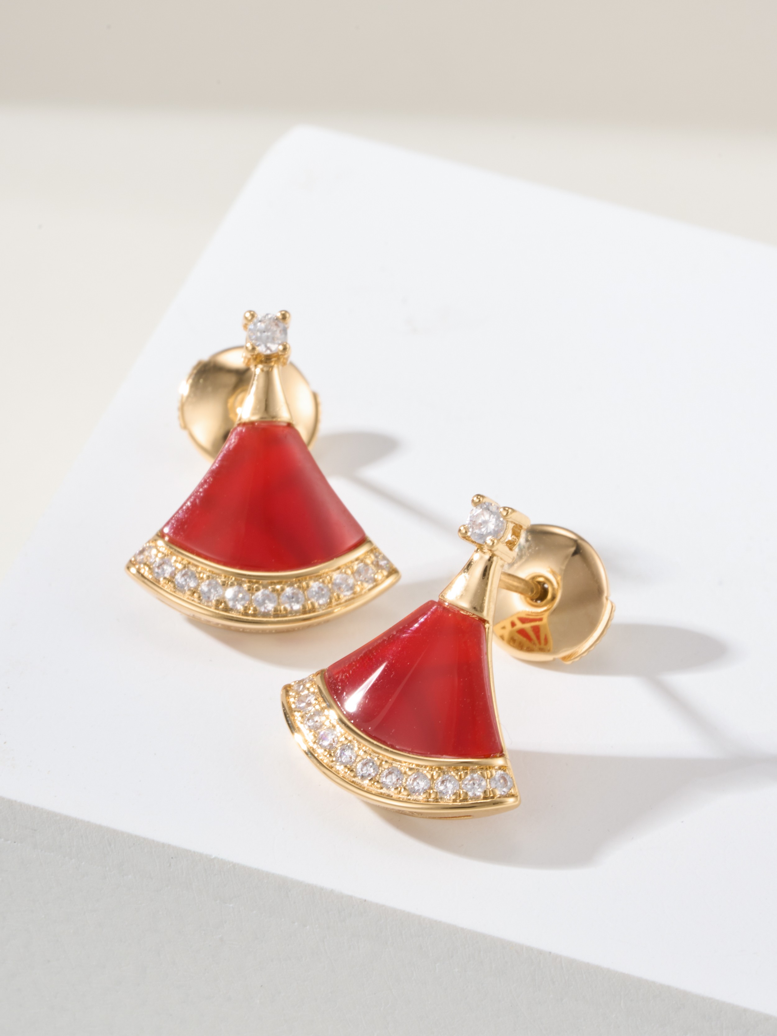 Bulgari DIVAS DREAM series natural stone diamond earrings