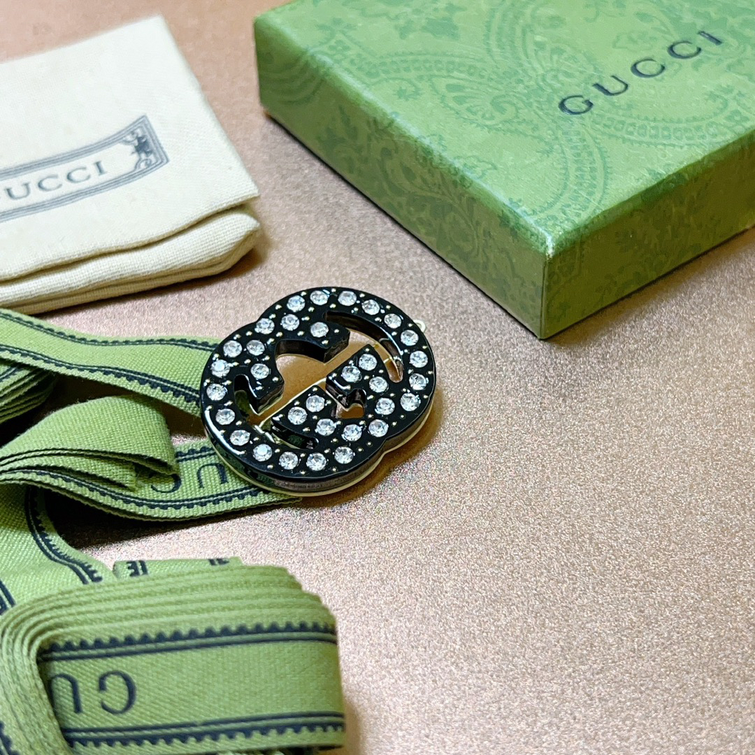 GUCCi acrylic letter hairpin