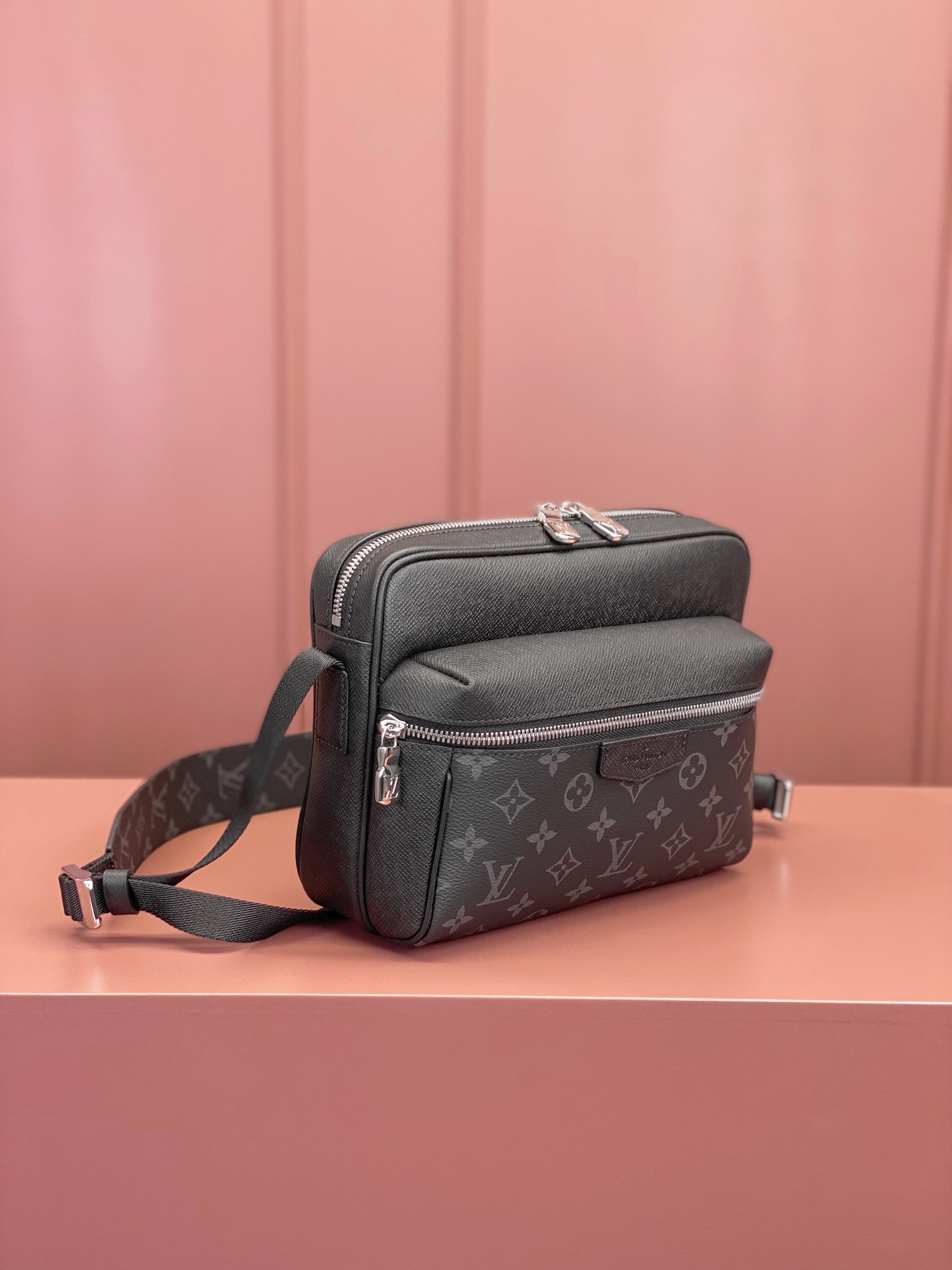 Louis Vuitton OUTDOOR Messenger Bag M30233