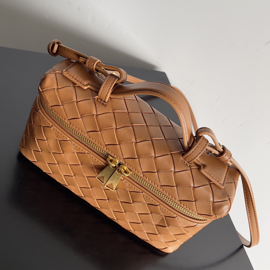 Bottega Veneta 2024 Woven Zippered Baguette Bag 789109