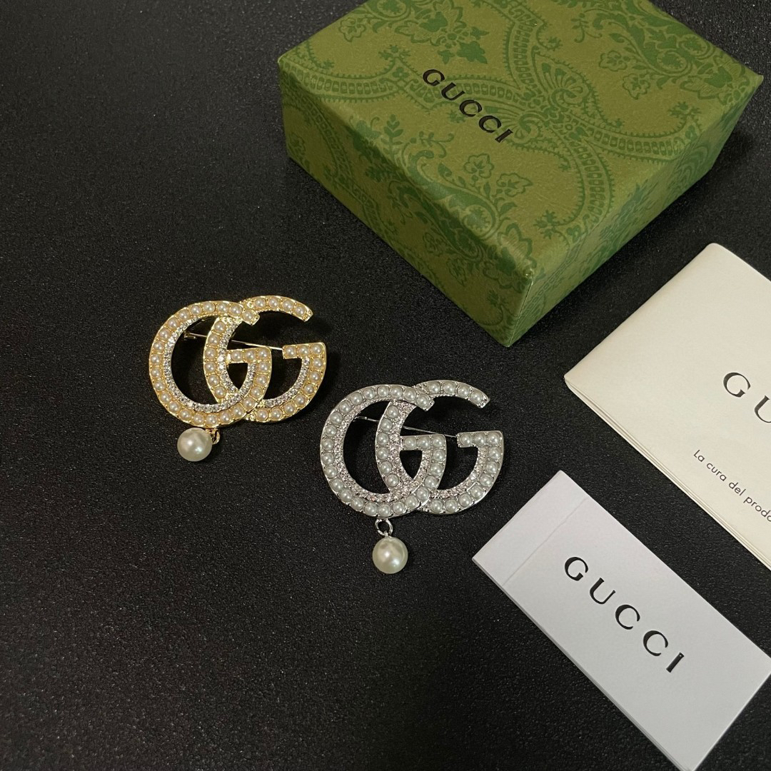 GUCCi GG Pearl Brooch