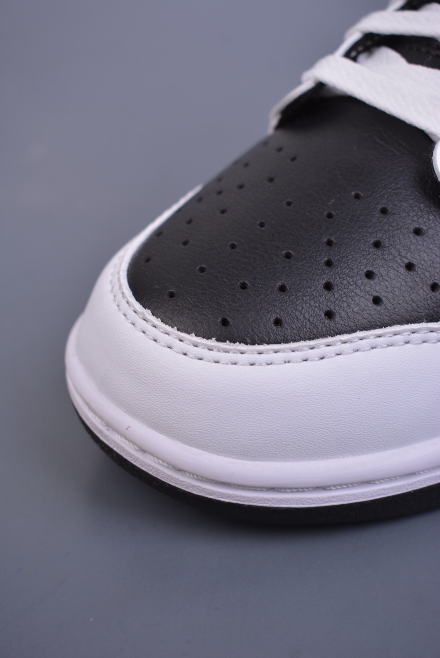 Nike SB Dunk Low sneakers white and black panda IB 4320-141