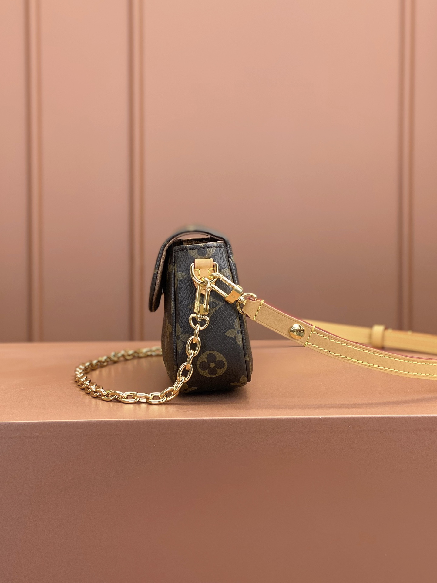 Louis Vuitton WALLET ON CHAIN ​​IVY Handbag M81911