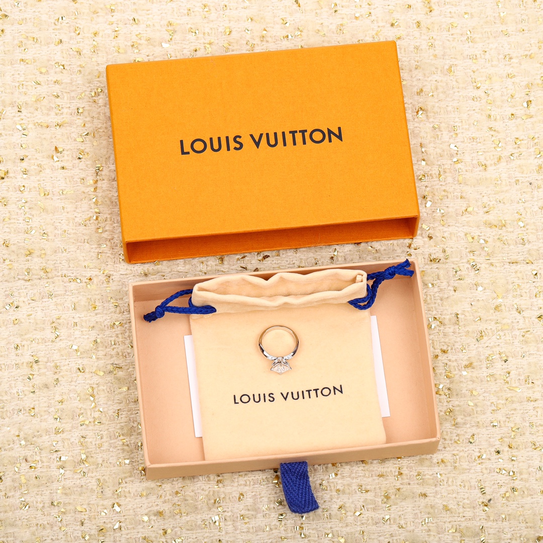 Louis Vuitton cut star ring