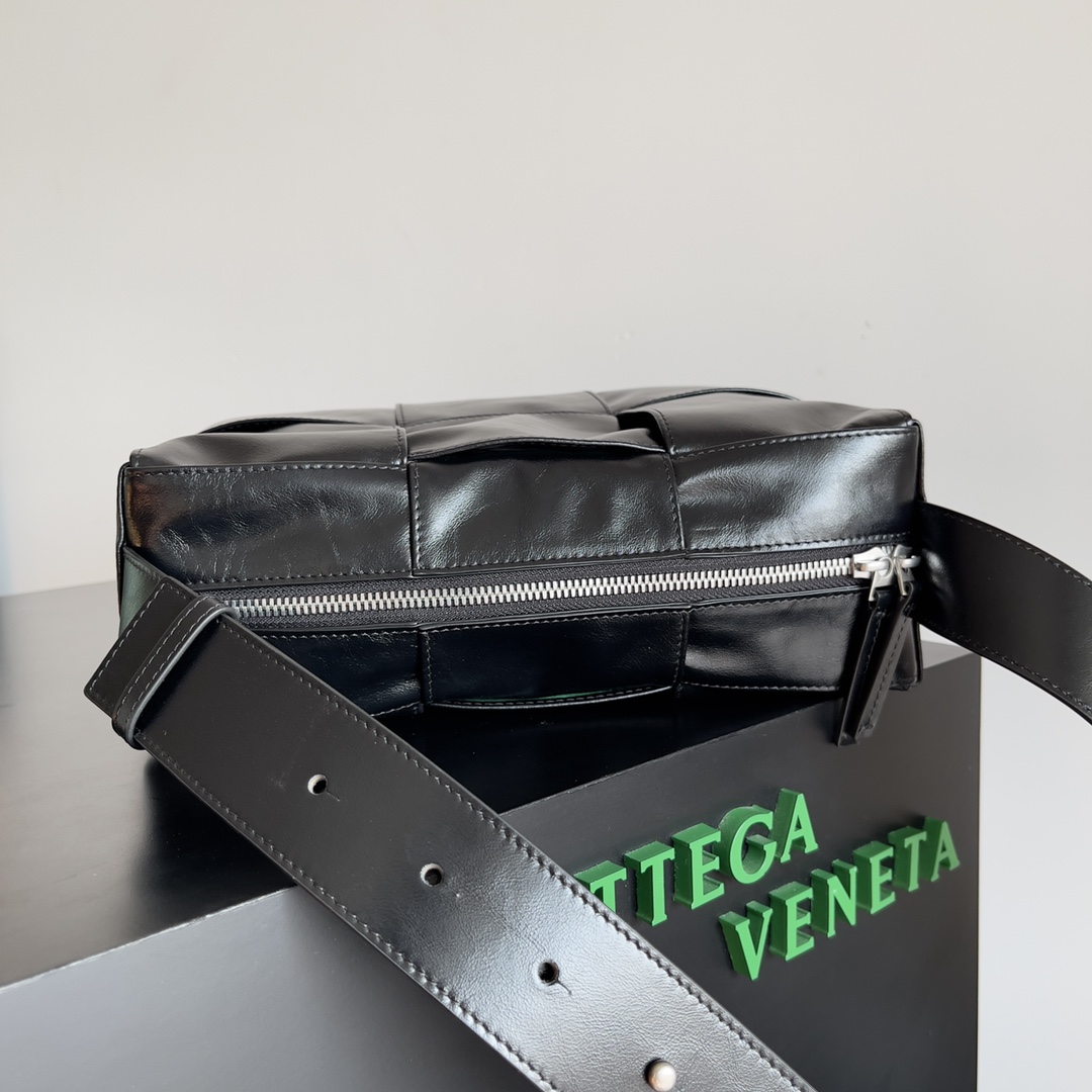 Bottega Veneta 2023 Early Spring Series Arco Camera Bag 731165