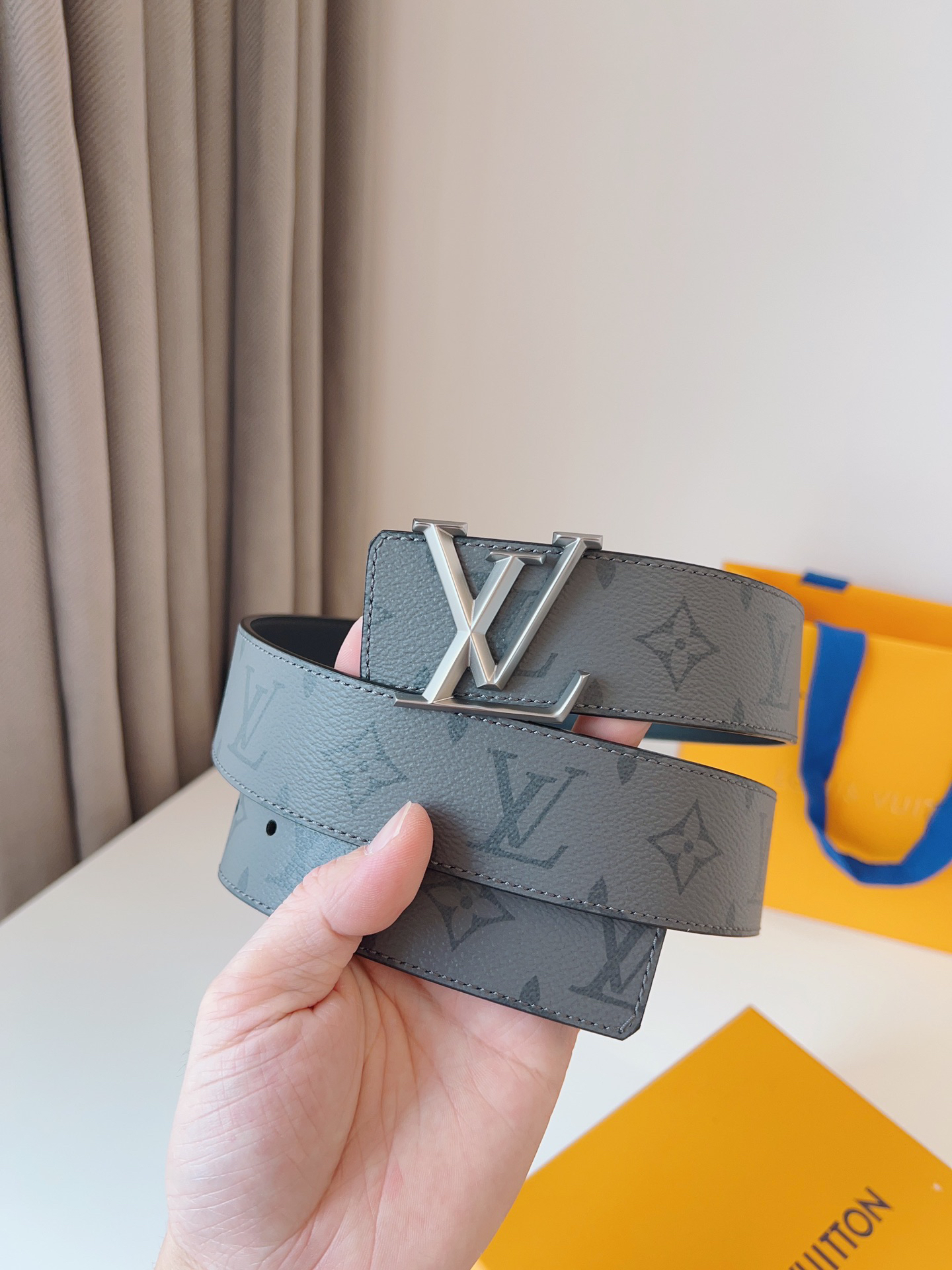 Louis Vuitton double-sided men's belt with monogram, 4cm width