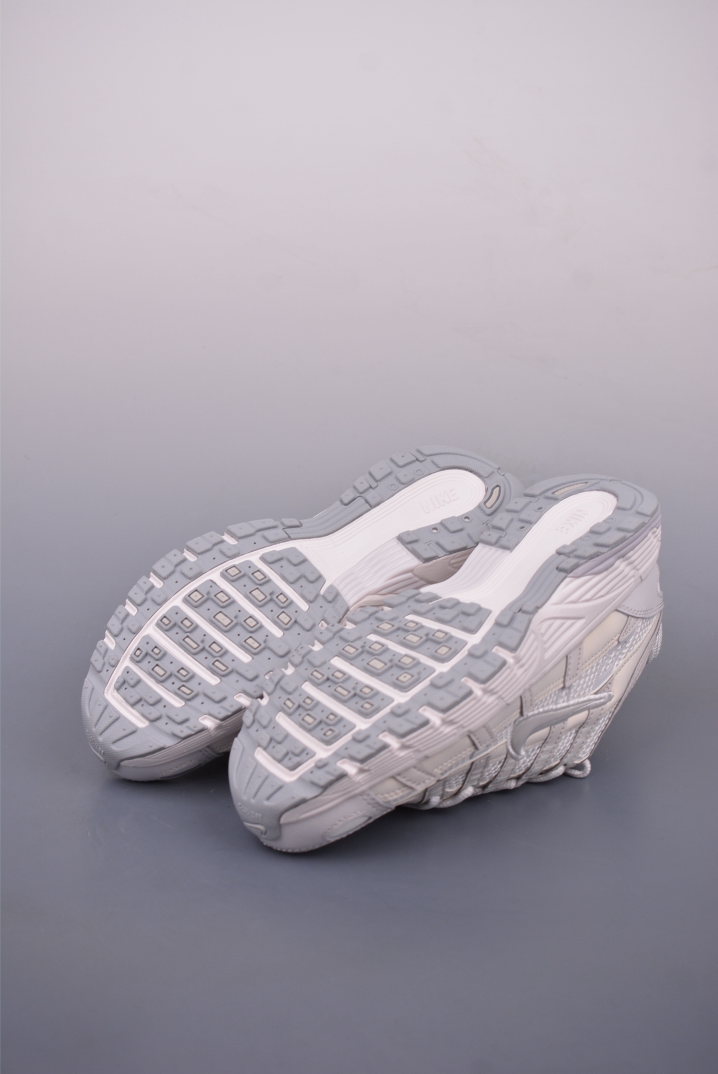 Nike Initiator Running Shoes White and Grey IF1756-100