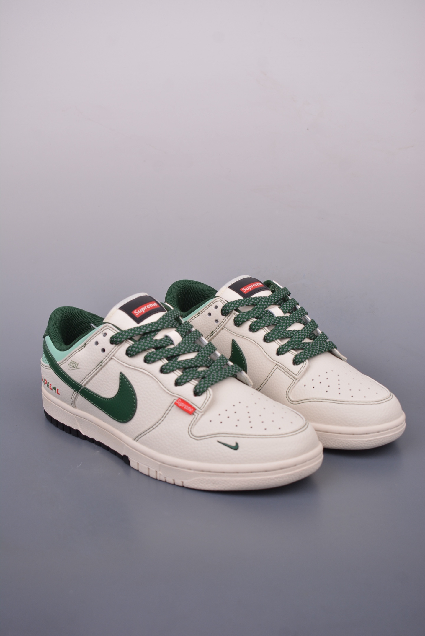 Supreme x Nike SB Dunk Low sneakers off-white green color logo FC1668-222