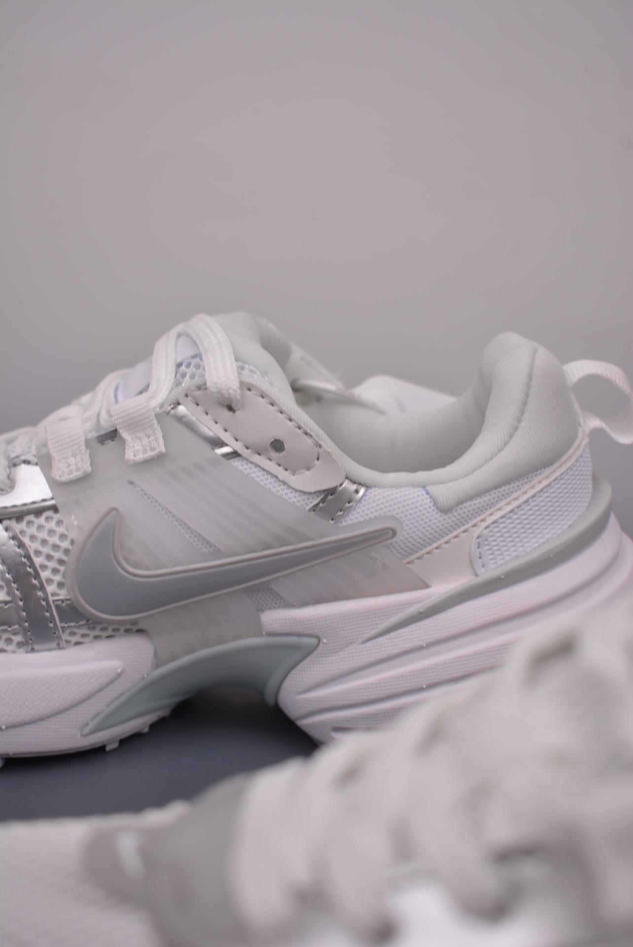 Nike Wmns V2K Runtekk Low Metallic Silver FD0736-104
