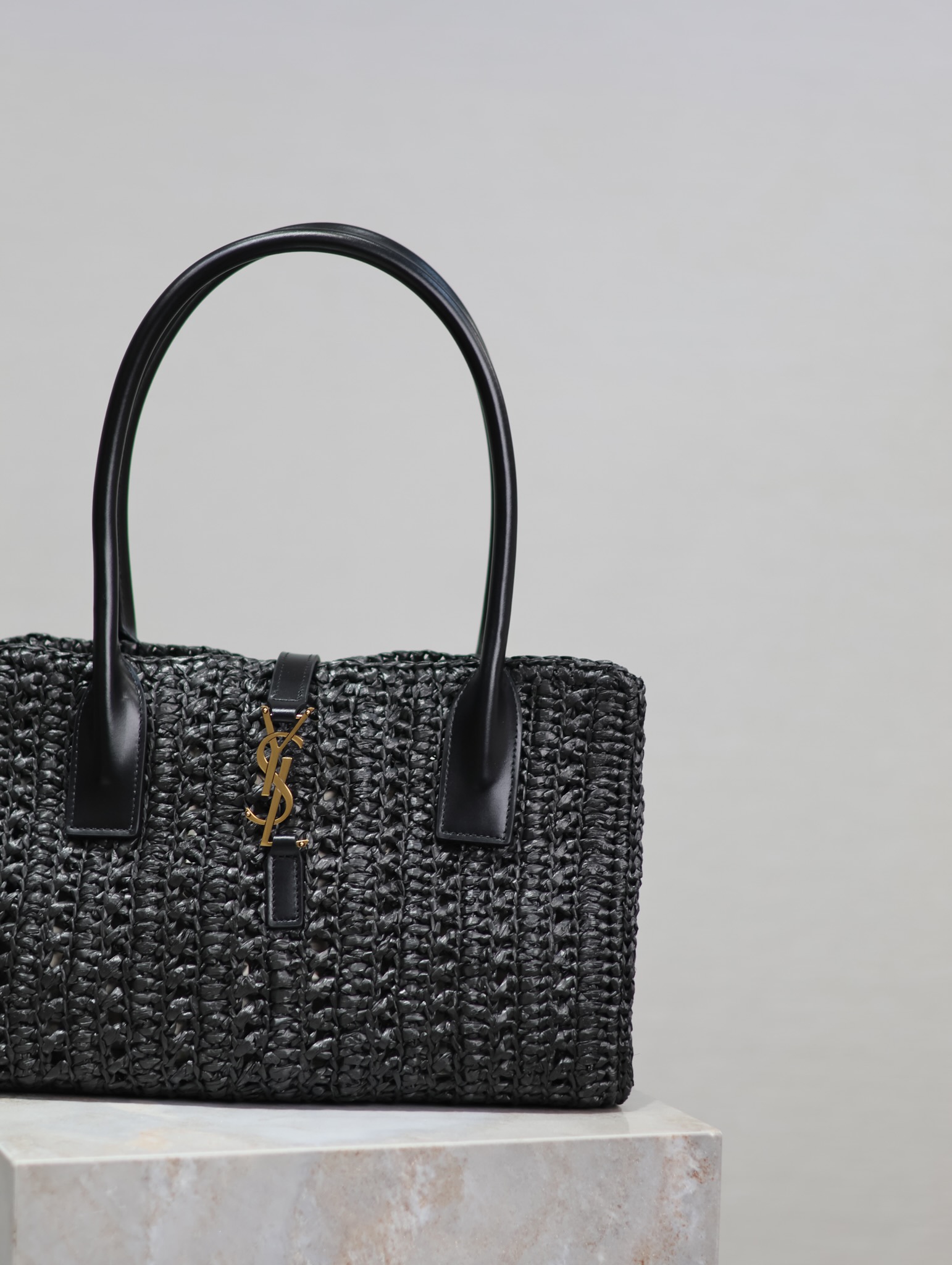 Yves Saint Laurent Woven Handbag 262149
