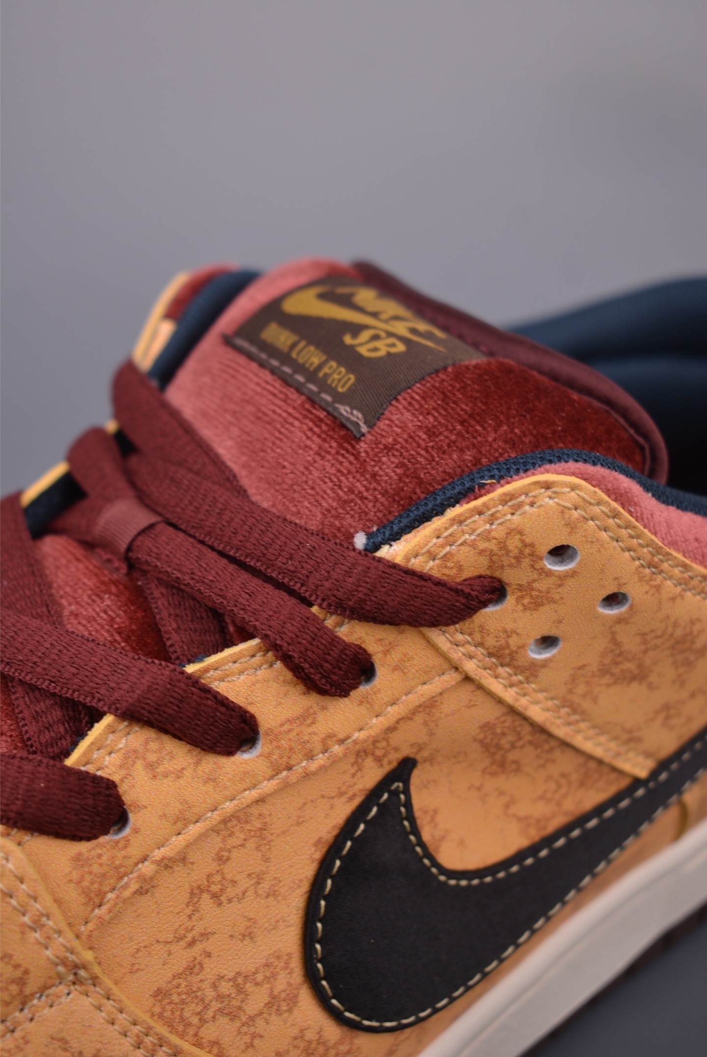Nike SB Dunk Low “City Of Cinema” FZ1278-200