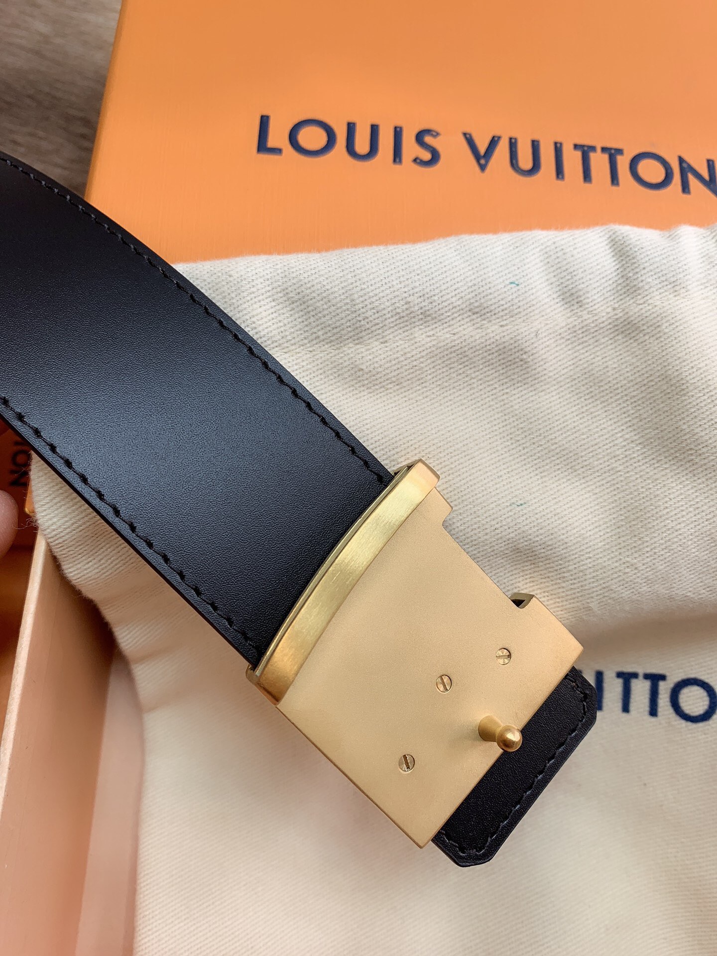 Louis Vuitton Men's Old Fashioned Cowhide Belt 4CM Width