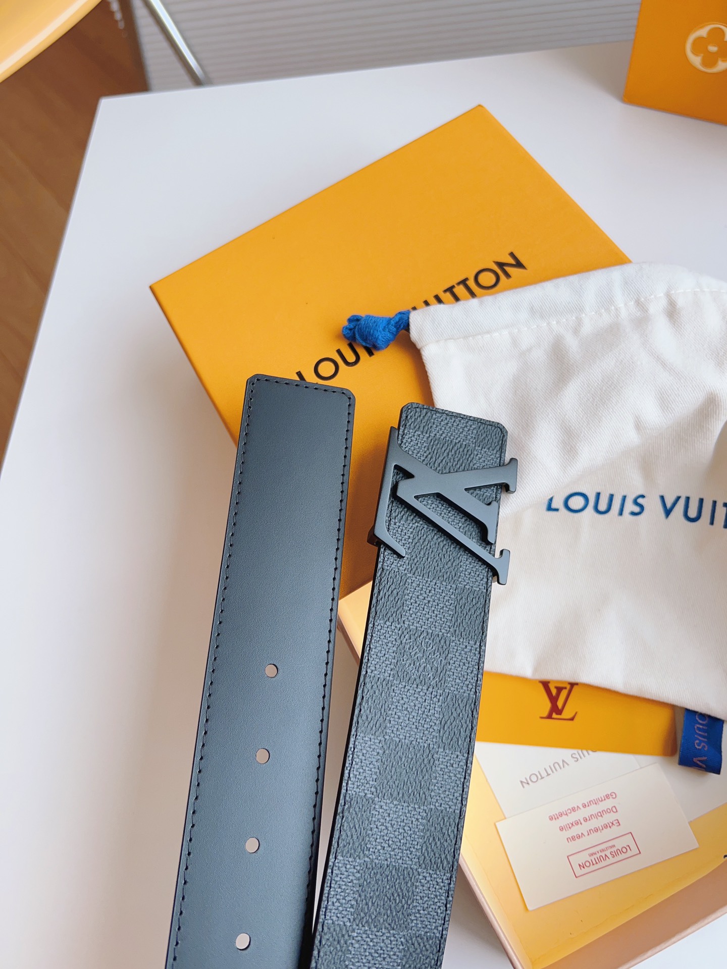 Louis Vuitton Men's Old Fashioned Cowhide Belt 4CM Width