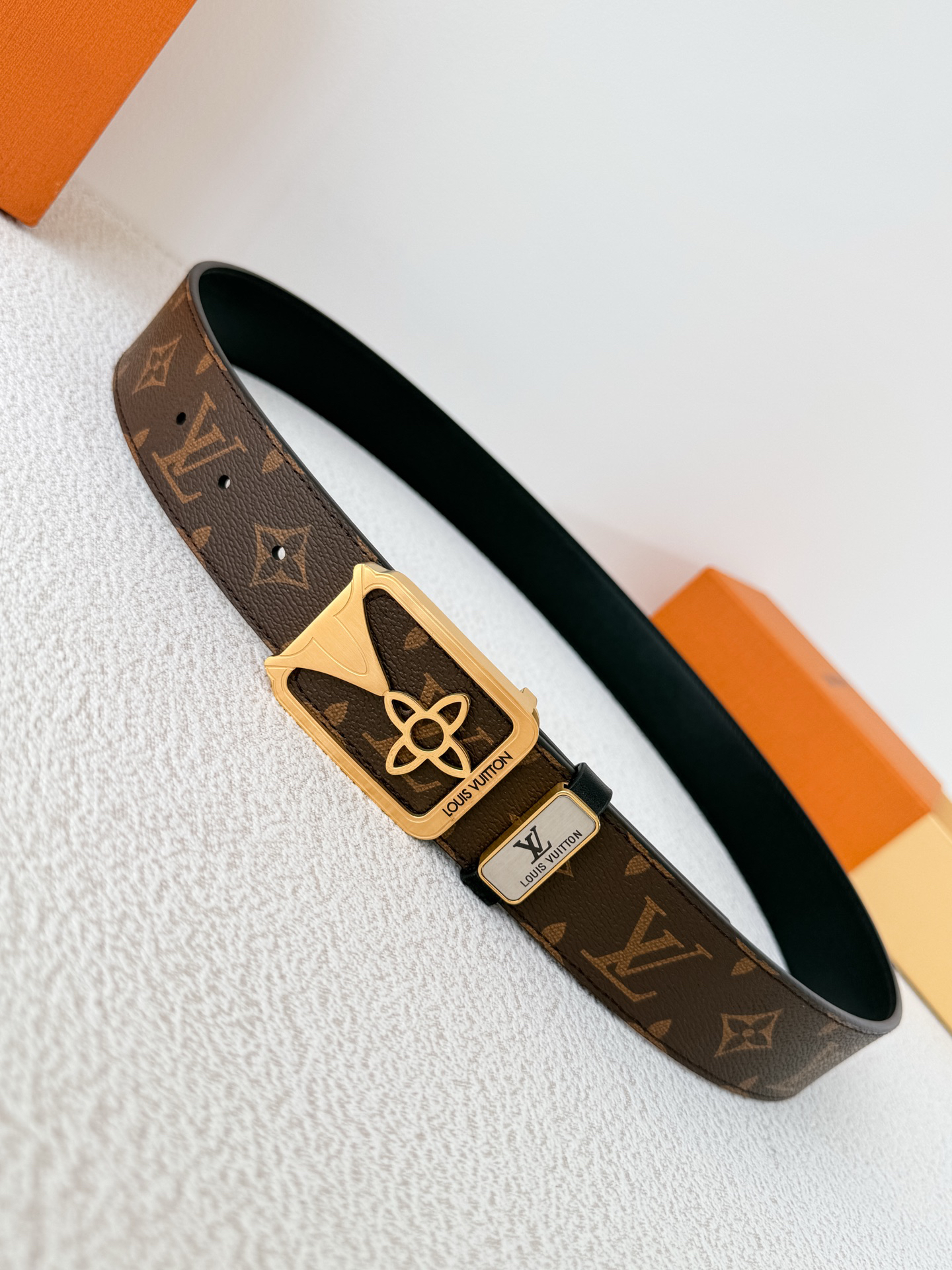 Louis Vuitton Presbyopic Calfskin Men's Belt 3.8CM Width