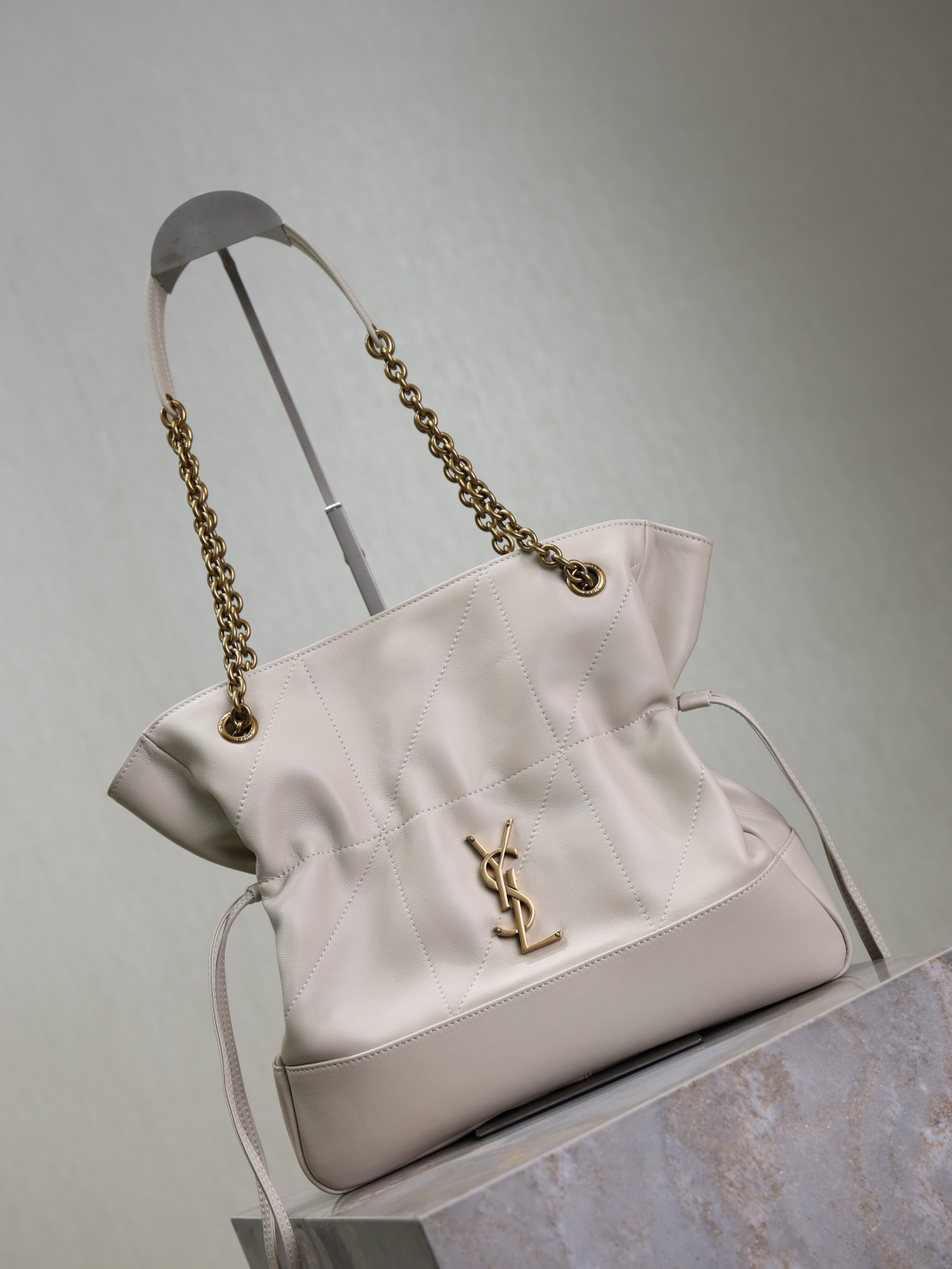 Yves Saint Laurent Jamie 4.3 Large CHON Bucket Bag 833948