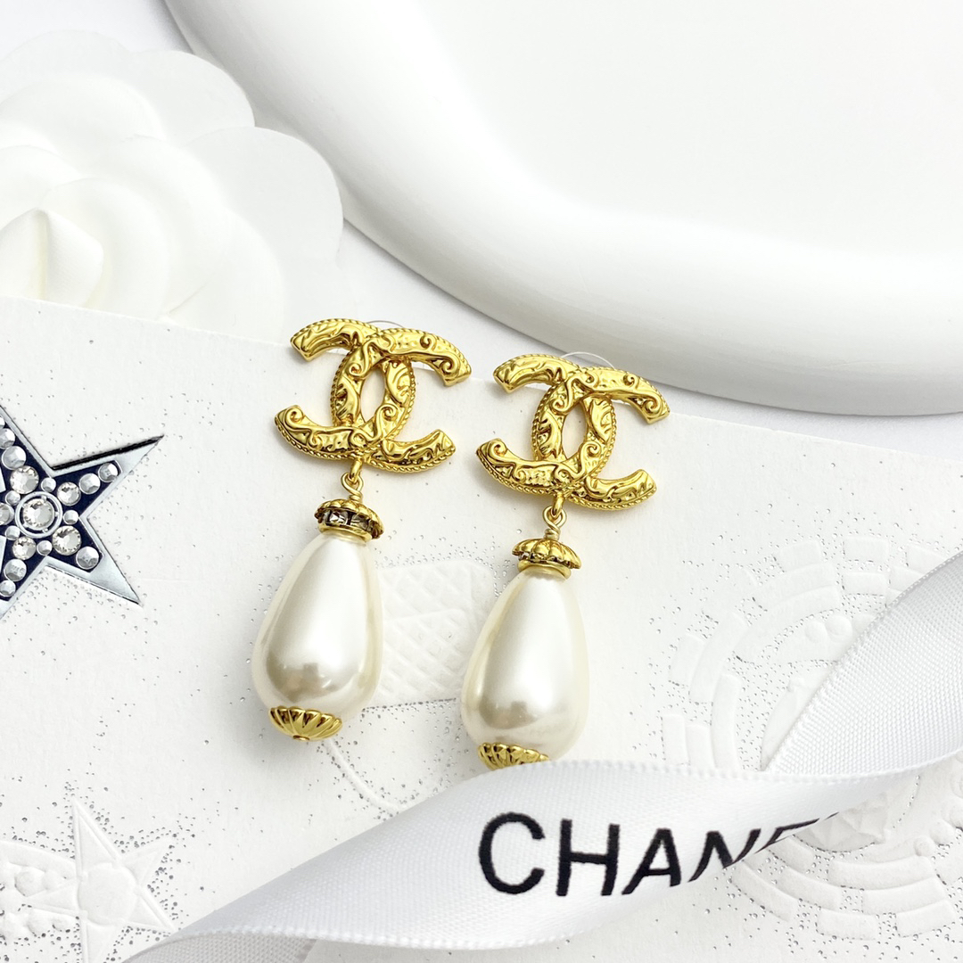 CHAN 24 gold totem double c pearl earrings