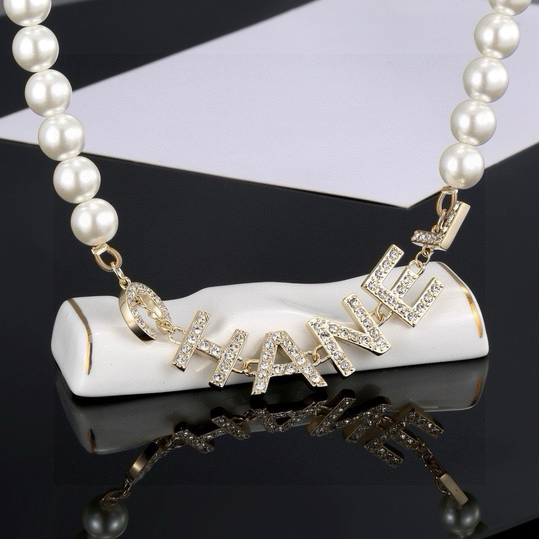 Chanel font diamond pearl necklace