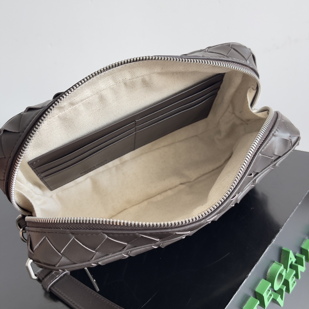 Bottega Veneta INTRECCIATO woven wristlet clutch 777390